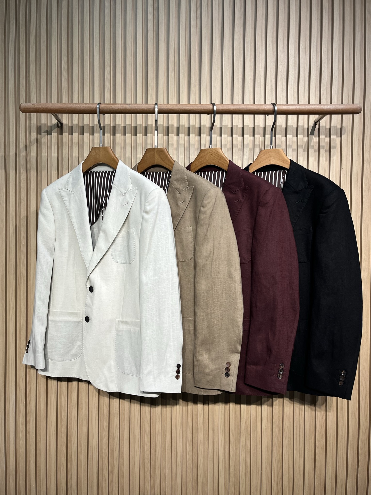 NO:845336,LP's new series of men's light luxury linen gentleman's suits!  Urban fashionable casual slim-fitting two-button suit!  The whole suit is fresh and elegant, a luxurious and trendy look for men, the upper body is handsome and stylish, and it is easy to control!  LP suits are famous for their exquisite craftsmanship and elegant styles. High-end men's business main line products, suits chosen by elites in the men's clothing industry, a casual suit with high practicality. Slim fit version, exquisite notch collar, slim tailoring and unique button design become the visual focus. Produced by the old channel suit factory, the quality control, texture and details are first-class. It gives full dignity and nobility.  Solid color, wide and slim fit, the fabric feels soft and comfortable, and the upper body is light, stylish and handsome!  The fabric is comfortable and easy to wear, and has strong wrinkle resistance. The higher the quality and texture of the suit, the lining is satin lining, and the hemming is exquisite and exquisite in workmanship. Its texture is reflected in the pattern cutting, which depends on a good cutting machine master and a professional suit factory. This is a slim fit, with a fashionable and casual style, and it is no problem to attend formal occasions. The classic and versatile style is fashionable and stylish, showing a passion for life. Color White Khaki Burgundy Black  Size 48-56 Size 48: shoulder width 40, bust 96, length 69, sleeve length 61. Size 50: shoulder width 41, bust 100, length 70, sleeve length 62. Size 52: shoulder width 42, bust 104, length 71, sleeve length 63. Size 54: shoulder width 43, bust 108, length 72, sleeve length 64.  Size 56: shoulder width 44, bust 112, length 73, sleeve length 65,,loro piana,business suit,19860909LP新款系列男士轻奢亚麻绅士西服！都市时尚休闲修身合体的版型两粒扣西服！整件西服清新优雅,男士奢潮穿搭,上身帅气有型,轻松驾驭！ LP西服以精湛工艺和优雅款式驰名.高端男士商务主线臻品,男装界精英之选的西服,一款实用率超高的休闲单西.修身合体的版型,平驳领口精致,以修身的裁剪与独特的纽扣设计成为视觉焦点.渠道西装老厂所出,品控质感细节一流.给足体面与尊贵. 纯色挺阔修身版型,面料手感柔软舒适,上身轻盈有型又帅气！面料舒服又好穿,抗皱性强,越是品质好有质感的西装,内里贡缎里布,包边精致做工精湛,它的骨感体现在版型裁剪上,取决于好的裁床老师傅打版,专业西装厂.这款属于修身版型,偏向时尚休闲的风格,出席于正装场合都没问题.经典百搭款式时尚有型,展现出对生活充满热情活力. 颜色白色 卡其色 酒红色 黑色 尺码48-56 48码:肩宽40 胸围96 衣长69 袖长61 . 50码:肩宽41 胸围100 衣长70 袖长62 . 52码:肩宽42 胸围104 衣长71 袖长63. 54码:肩宽43 胸围108 衣长72 袖长64. 56码:肩宽44 胸围112 衣长73 袖长65,,loro piana,business suit,,Men's clothing