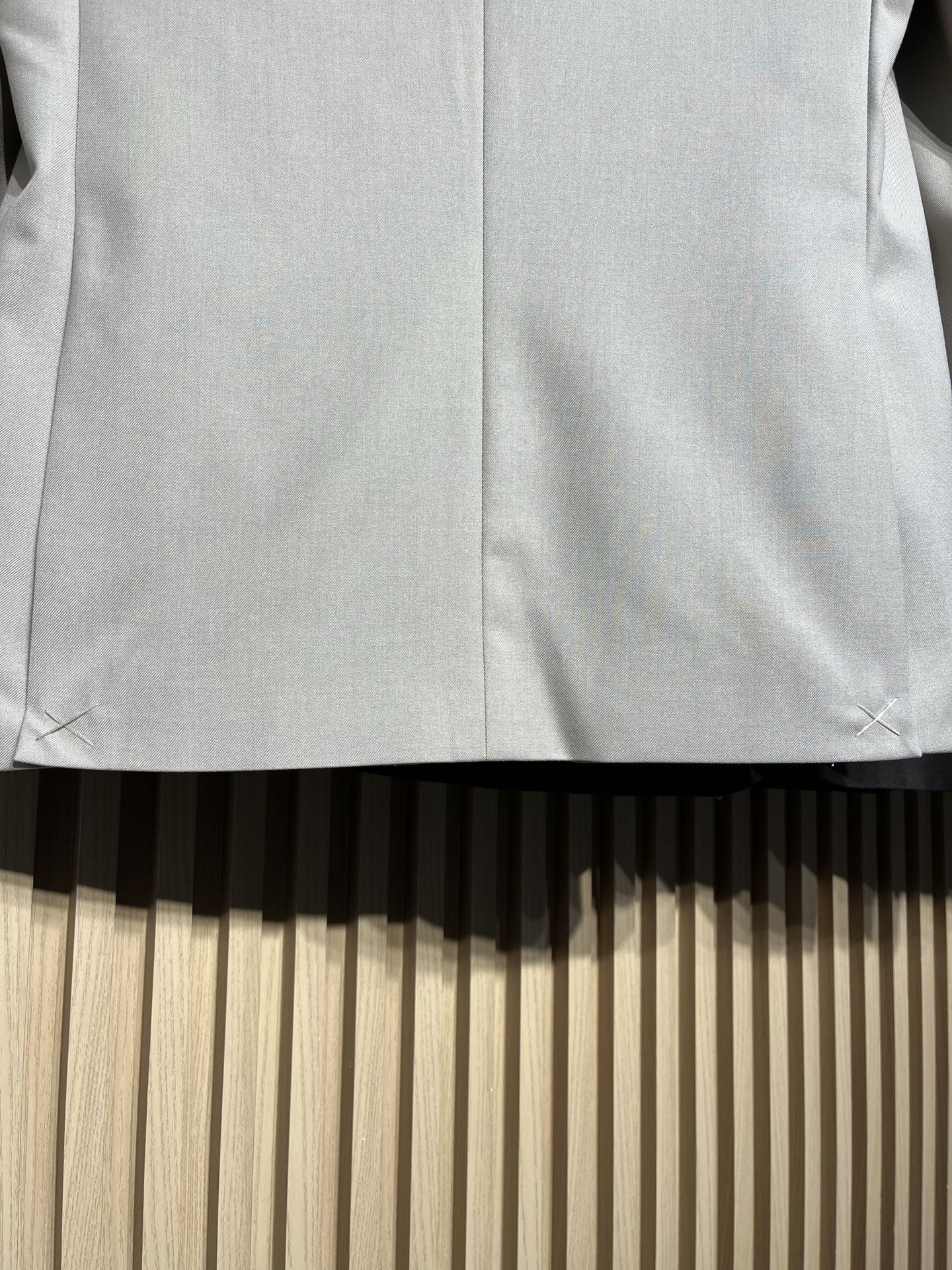 bc•两粒扣羊毛休闲西服、代工厂出品早春系列这款西服选用相对正式一点的三粒扣版型，门襟纽扣饰有品牌徽标，