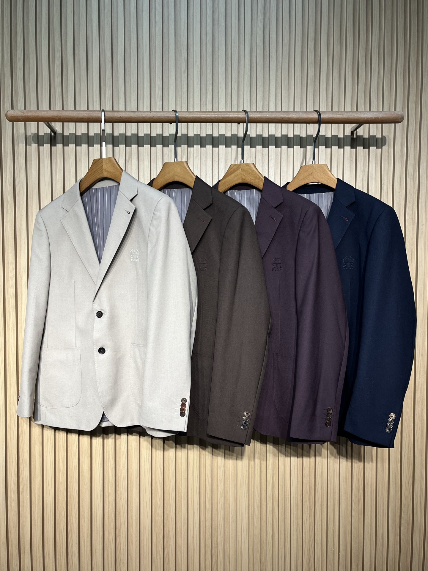 bc•两粒扣羊毛休闲西服、代工厂出品早春系列这款西服选用相对正式一点的三粒扣版型，门襟纽扣饰有品牌徽标，