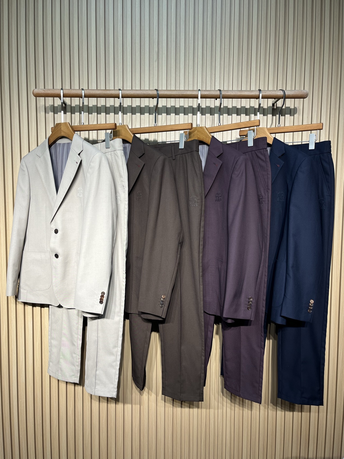 bc•两粒扣羊毛休闲西服、代工厂出品早春系列这款西服选用相对正式一点的三粒扣版型，门襟纽扣饰有品牌徽标，