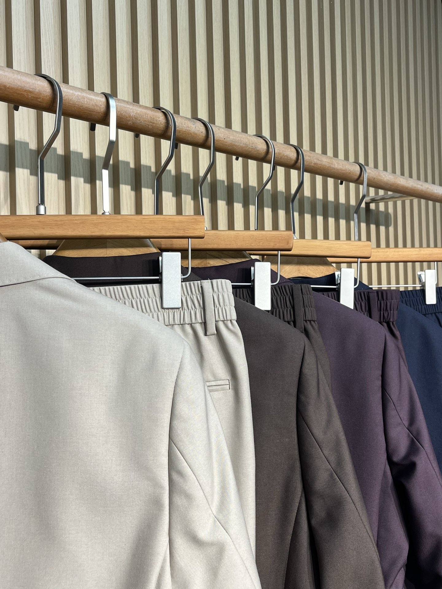 bc•两粒扣羊毛休闲西服、代工厂出品早春系列这款西服选用相对正式一点的三粒扣版型，门襟纽扣饰有品牌徽标，
