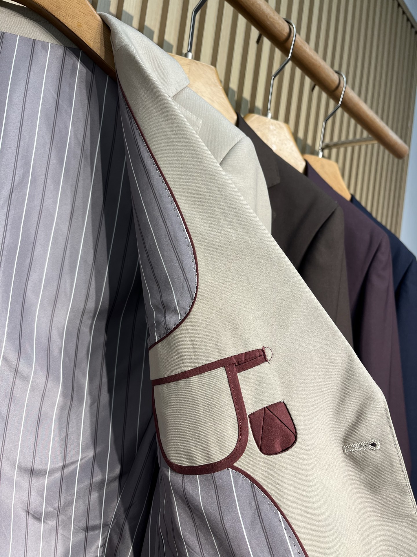 bc•两粒扣羊毛休闲西服、代工厂出品早春系列这款西服选用相对正式一点的三粒扣版型，门襟纽扣饰有品牌徽标，