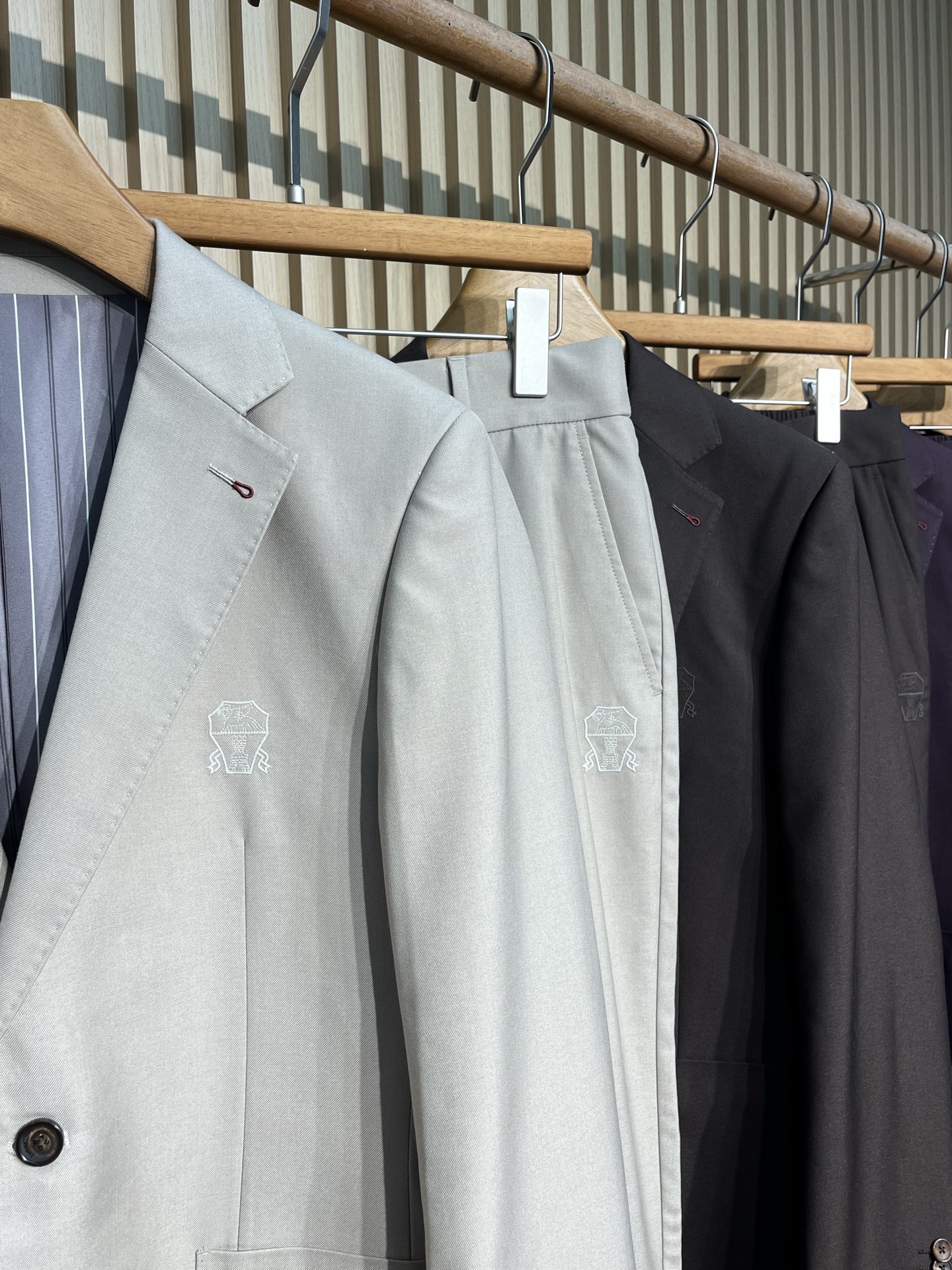 bc•两粒扣羊毛休闲西服、代工厂出品早春系列这款西服选用相对正式一点的三粒扣版型，门襟纽扣饰有品牌徽标，