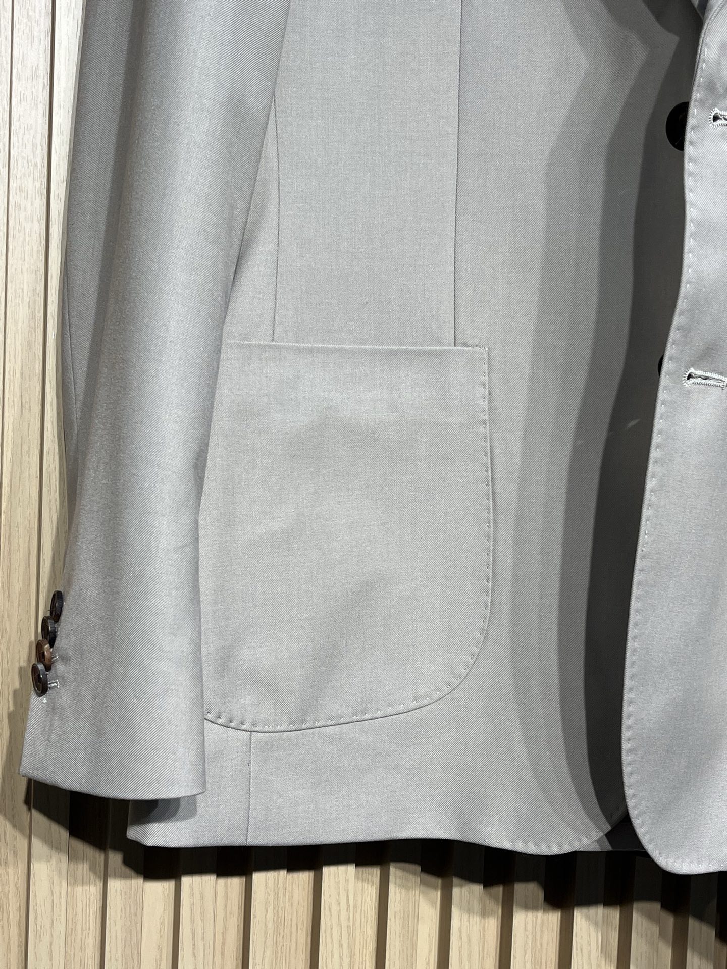 bc•两粒扣羊毛休闲西服、代工厂出品早春系列这款西服选用相对正式一点的三粒扣版型，门襟纽扣饰有品牌徽标，