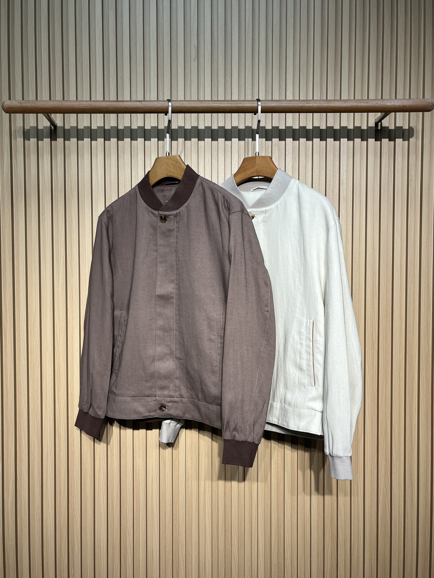 NO:845347,EZ26SS spring new Tencel linen blend men's casual baseball jacket!  The brand's ultimate pursuit of materials is integrated into the daily silhouette. The brown trim strip on the back neck and the same-color stitching on the pockets are low-key identity symbols. The minimalist design is infused with the exquisite genes of Italian gentry, giving it a high-end aura without the need to show off.  The blended fabric of 75% Tencel and 25% linen is selected, which combines the smooth drape of Tencel with the breathability and dryness of linen. It feels cool and skin-friendly, and can remain comfortable and stress-free even in the alternating seasons between spring and summer. The smooth lining and ribbed collar and cuffs of the interior further improve the fit and texture of the wear. The neat straight shape is very friendly to various body shapes.  In terms of matching, it is an 'ageless' item that can be worn with an oversize white T underneath, distressed jeans and dad shoes to easily create a sense of street luxury. For a mature style, it can be worn with a silk shirt, drapey trousers and Derby shoes to instantly transform into an elegant gentleman. Whether worn alone or layered, it can accurately achieve the 'effortless sense of luxury', allowing Italian relaxation to be naturally revealed in every daily moment. Color Khaki, Brown  Size 48-56 Size Reference Size 48: Shoulder Width 48 Bust 112 Sleeve Length 62 Clothing Length 64 Size 50: Shoulder Width 49 Bust 116 Sleeve Length 63 Clothing Length 65 Size 52: Shoulder Width 50 Bust 120 Sleeve Length 64 Clothing Length 66 Size 54: Shoulder Width 51 Bust 124 Sleeve Length 65 Clothing Length 67  Size 56: shoulder width 52, bust 128, sleeve length 66, clothing length 68, versace, jeans, jackets & coats, shirts, real silk,19860909EZ26SS春季新款天丝亚麻混纺男士休闲棒球夹克！品牌对材质的极致追求融入日常廓形.后颈处的棕色饰条与口袋的同色系缝线,是低调的身份标识,在极简设计中注入意式绅装的精致基因,无需张扬便自带高级气场. 甄选75天丝与25亚麻的混纺面料,兼具天丝的顺滑垂坠与亚麻的透气干爽,触感清凉亲肤,即使在春夏交替的季节也能保持舒适无压.内里的光滑衬里与罗纹领口、袖口,进一步提升了穿着的贴合度与质感,利落的直筒版型对各种身形都十分友好. 在搭配上,它是一件“无龄感”的单品年轻态穿搭可内搭oversize白T,下身搭配做旧牛仔裤与老爹鞋,轻松营造街头轻奢感；成熟风则可内搭真丝衬衫,下身搭配垂感西裤与德比鞋,瞬间切换成儒雅绅士.无论是单穿还是叠穿,它都能精准拿捏“毫不费力的高级感”,让意式松弛感自然流露于每一个日常瞬间. 颜色卡其色、咖色 尺码48-56 尺寸参考 48码:肩宽48胸围112袖长62衣长64 50码:肩宽49胸围116袖长63衣长65 52码:肩宽50胸围120袖长64衣长66 54码:肩宽51胸围124袖长65衣长67 56码:肩宽52胸围128袖长66衣长68,,versace,jeans,jackets & coats,shirts,real silk,,Men's clothing