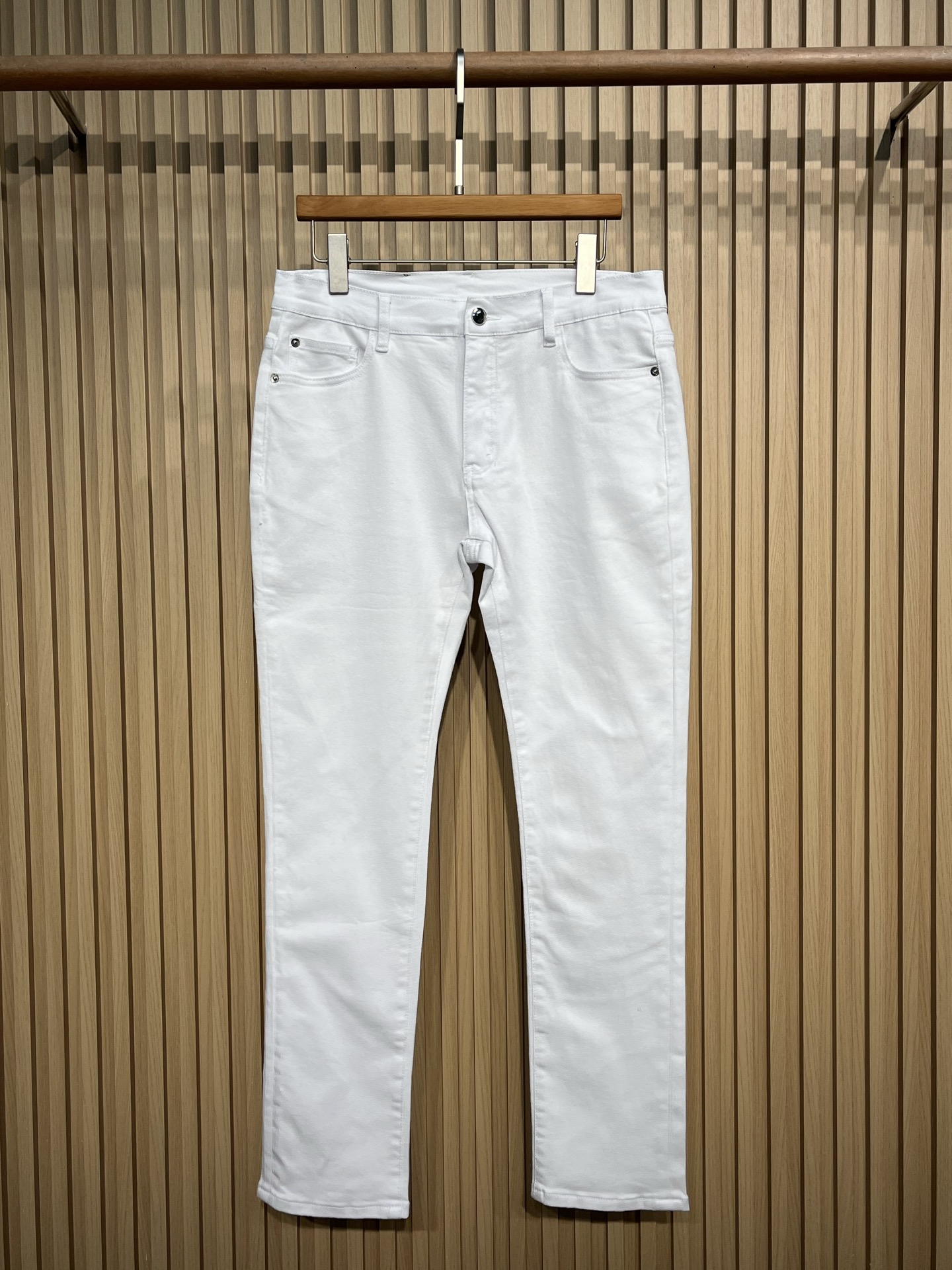 NO:845355,LP Quarona series of men's jeans. Quarona denim trousers are the epitome of casual comfort in denim clothing. They are highly regarded for their versatility and enduring charm in all seasons. The classic five-pocket design presents a refined and rich texture and can be paired with a lightweight linen shirt or a crisp T-shirt. Mid-rise, straight cut, classic five-pocket style, zipper closure, metal buttons with buttons, leather patch on the back, belt loops, regular fit. Fabric: 99 cotton, 1 spandex  SIZE: 30-36 Size 30 Waist 72 Hips 52 Size 25 Pants length 98 Size 31 Waist 76 Hips 53 Size 26 Pants length 99 Size 32 Waist 80 Hips 54 Size 27 Pants length 100 Size 33 Waist 84 Hips 55 Size 28 Pants length 101 34? Waist 88  Hips 56, position 29, pants length 102, size 35, waist 92, hips 57, position 30, pants length 103, size 36, waist 96, hips 58, position 31, pants length 104,,loro piana,jeans,shirts,tees,t-shirt,19860909LP Quarona系列男士牛仔裤 Quarona牛仔长裤是牛仔服饰随性舒适的典范,以其四季皆宜的百搭特性与经久不衰的魅力而备受推崇,经典五口袋设计呈现精致而丰富的质感,可搭配轻盈的亚麻衬衫或挺括的T恤,中腰,直筒剪裁,经典五口袋款式,拉链开合,配有纽扣金属纽扣,背面饰有皮革贴饰,腰带环,常规版型.面料:99棉,1氨纶 SIZE:30-36 30码 腰围72 臀围52 档位25 裤长98 31码 腰围76 臀围53 档位26 裤长99 32码 腰围80 臀围54 档位27 裤长100 33码 腰围84 臀围55 档位28 裤长101 34吗 腰围88 臀围56 档位29 裤长102 35码 腰围92 臀围57 档位30 裤长103 36码 腰围96 臀围58 档位31 裤长104,,loro piana,jeans,shirts,tees，t-shirt,,Men's clothing