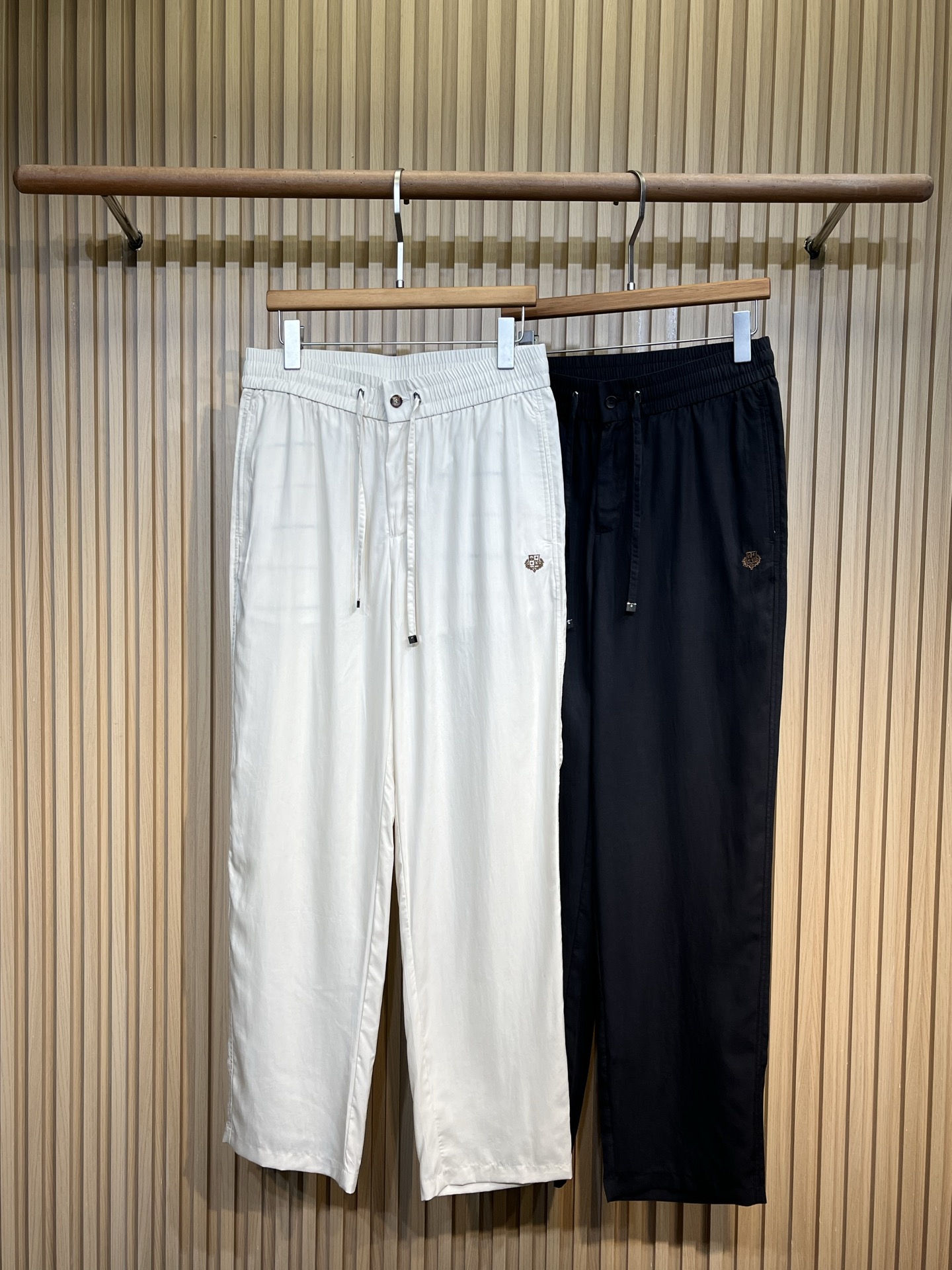 loro Piana 🌷春夏新款铜氨丝休闲卫裤，可与成套同款面料上衣搭配！裤身上刺绣标志性品牌标识，客供