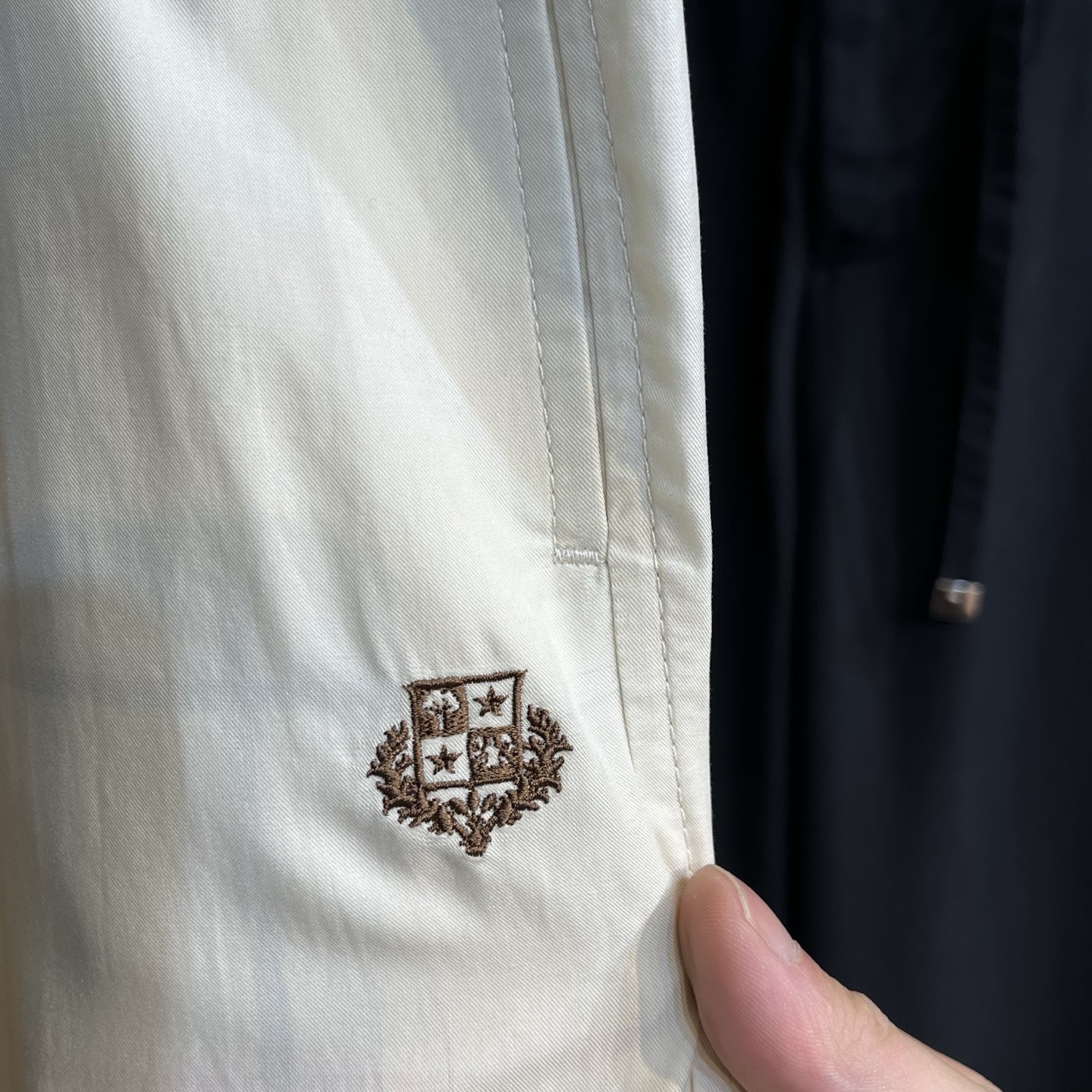 loro Piana 🌷春夏新款铜氨丝休闲卫裤，可与成套同款面料上衣搭配！裤身上刺绣标志性品牌标识，客供