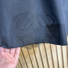 罗意威 Anagram 半刺绣法兰绒短裤定制美利奴羊毛和羊绒,膝盖处饰有激光烧花,几何切割打破平面桎梏, 罗意威 Anagram 半刺绣法兰绒短裤定制美利奴羊毛和羊绒,膝盖处饰有激光烧花,几何切割打破平面桎梏,