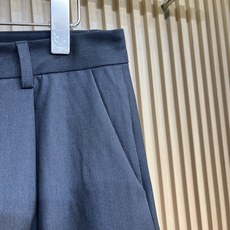 罗意威 Anagram 半刺绣法兰绒短裤定制美利奴羊毛和羊绒,膝盖处饰有激光烧花,几何切割打破平面桎梏, 罗意威 Anagram 半刺绣法兰绒短裤定制美利奴羊毛和羊绒,膝盖处饰有激光烧花,几何切割打破平面桎梏,