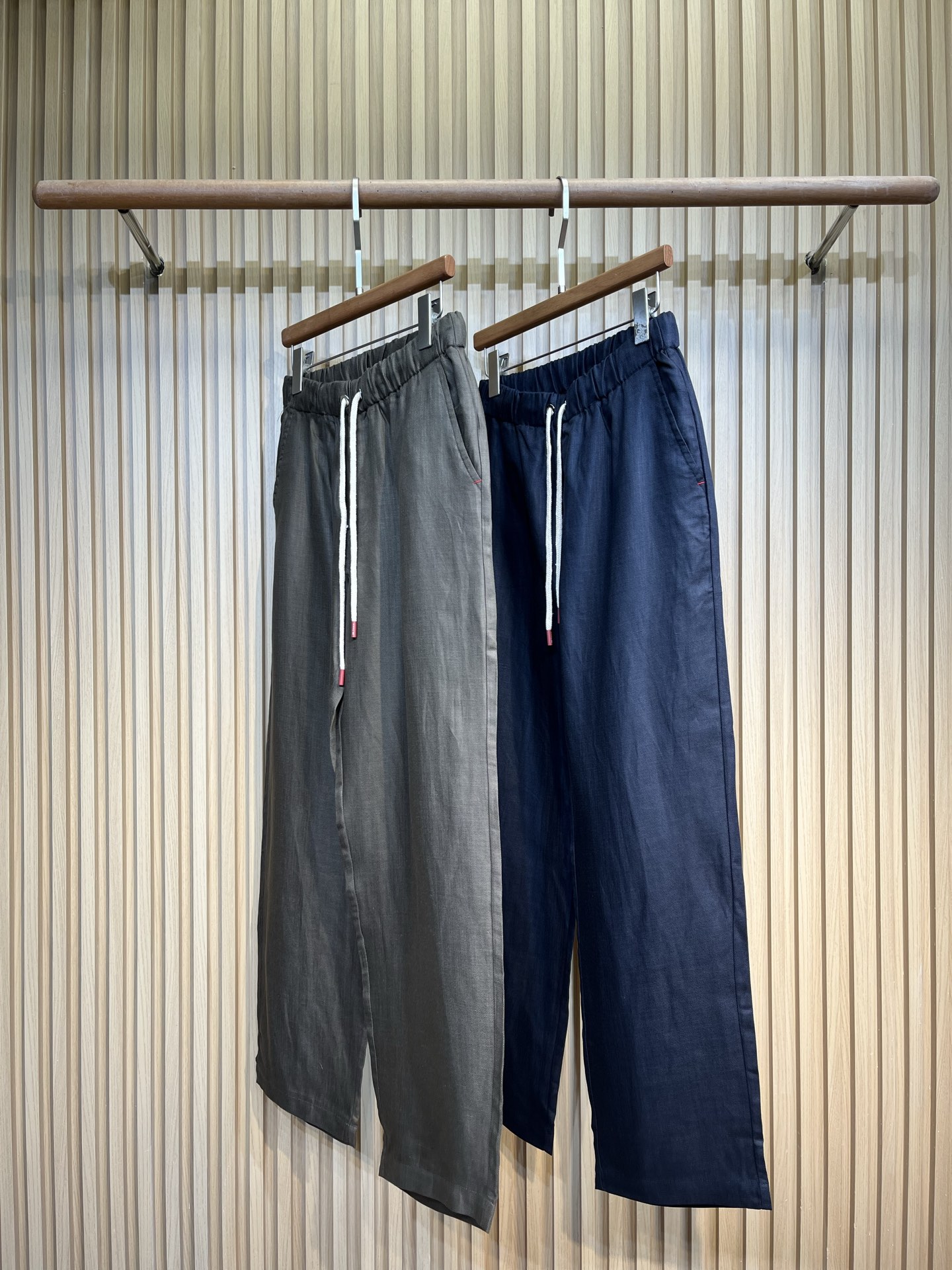 NO:845360,kit's new spring and summer linen relaxed straight casual pants. The waist is designed with an elastic band and is not flattering on the figure. It is equipped with drawstring details and will not tighten the waist. The fabric is a blend of 70 Tencel and 30 linen. Tencel is soft and smooth, has strong hygroscopicity and good drape, giving the pants good personal comfort and elegant drape shape; linen is famous for its natural breathability and sweat absorption, which can quickly wick away moisture and heat, keeping the skin dry. , Linen improves the breathability of the fabric. The fabric is light and thin, feels more delicate, and the upper body shows texture. Navy blue s-xl, khaki s-xl S size waist 66 leg 62 gear 29 trouser length 103,,19860909kit春夏新品亚麻松弛感直筒休闲裤,腰部采用松紧带设计,且不挑身材,搭配抽绳细节,不会勒腰的困扰,面料70天丝和30亚麻混纺而成.天丝具有柔软顺滑、吸湿性强、垂坠感好的特点,赋予裤子良好的贴身舒适度和优雅的垂坠形态；亚麻则以天然的透气性和吸汗性著称,能快速排湿散热,保持肌肤干爽 ,亚麻提升了面料透气性.面料轻薄,手感较为细腻,上身显质感 ,藏青s-xl,卡其色s-xl S码腰围66 腿围62 档位29 裤长103,,,Men's clothing