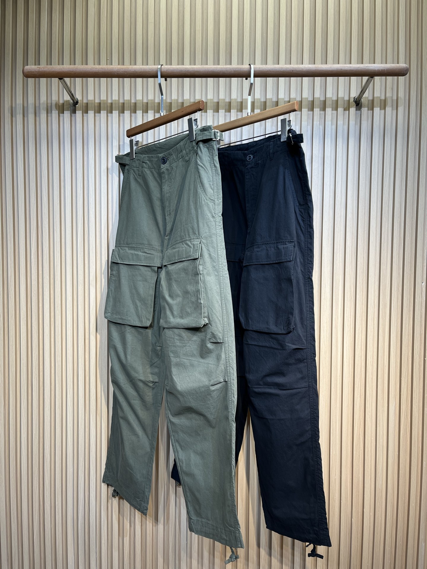 NO:845369,2026 spring and summer new overalls trousers!  The overall imported grained pure cotton woven fabric is comfortable, breathable and sweat-absorbent, with an adjustable waistband, specific metal adjustment buckles, large work pockets on the upper and left sides of the front panel, and the flaps are connected by Velcro, which is more innovative. The pleat design allows the pants to fit more closely to the leg lines, double parallel pockets on the back panel on the right side, lougo embroidered totem pattern, zipper at the lower corner, the zipper is hidden, top-notch attention to detail!  Size S-Xl S size waist 78 leg 64 gear 30 pants length 112 M size waist 82 leg 68 gear 31 pants length 113,,198609092026春夏新款工装长裤！整体进口粒纹纯棉梭织面料,舒适透气吸汗,腰头可调节功能,特定金属调节扣,前幅上侧左右工装大口袋,带盖由魔术贴进行连接,更具创新意识,褶皱设计让裤子穿着更贴合腿部线条,后幅开平行双口袋在右侧位,lougo绣纹图腾图案,下角开拉链,拉链位是隐藏款,细节把控一流！ 尺码S-Xl S码 腰围78 腿围64 档位30 裤长112 M码腰围82 腿围68 档位31 裤长113,,,Men's clothing