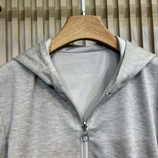 L秋冬连帽 双面穿夹克 时尚圈的低调宝藏 向来以高品质和超绝的设计感著称。这款夹克 就像是自带了一层柔和的滤镜,上身不仅 L秋冬连帽 双面穿夹克 时尚圈的低调宝藏 向来以高品质和超绝的设计感著称。这款夹克 就像是自带了一层柔和的滤镜,上身不仅