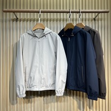 L秋冬连帽 双面穿夹克 时尚圈的低调宝藏 向来以高品质和超绝的设计感著称。这款夹克 就像是自带了一层柔和的滤镜,上身不仅 L秋冬连帽 双面穿夹克 时尚圈的低调宝藏 向来以高品质和超绝的设计感著称。这款夹克 就像是自带了一层柔和的滤镜,上身不仅