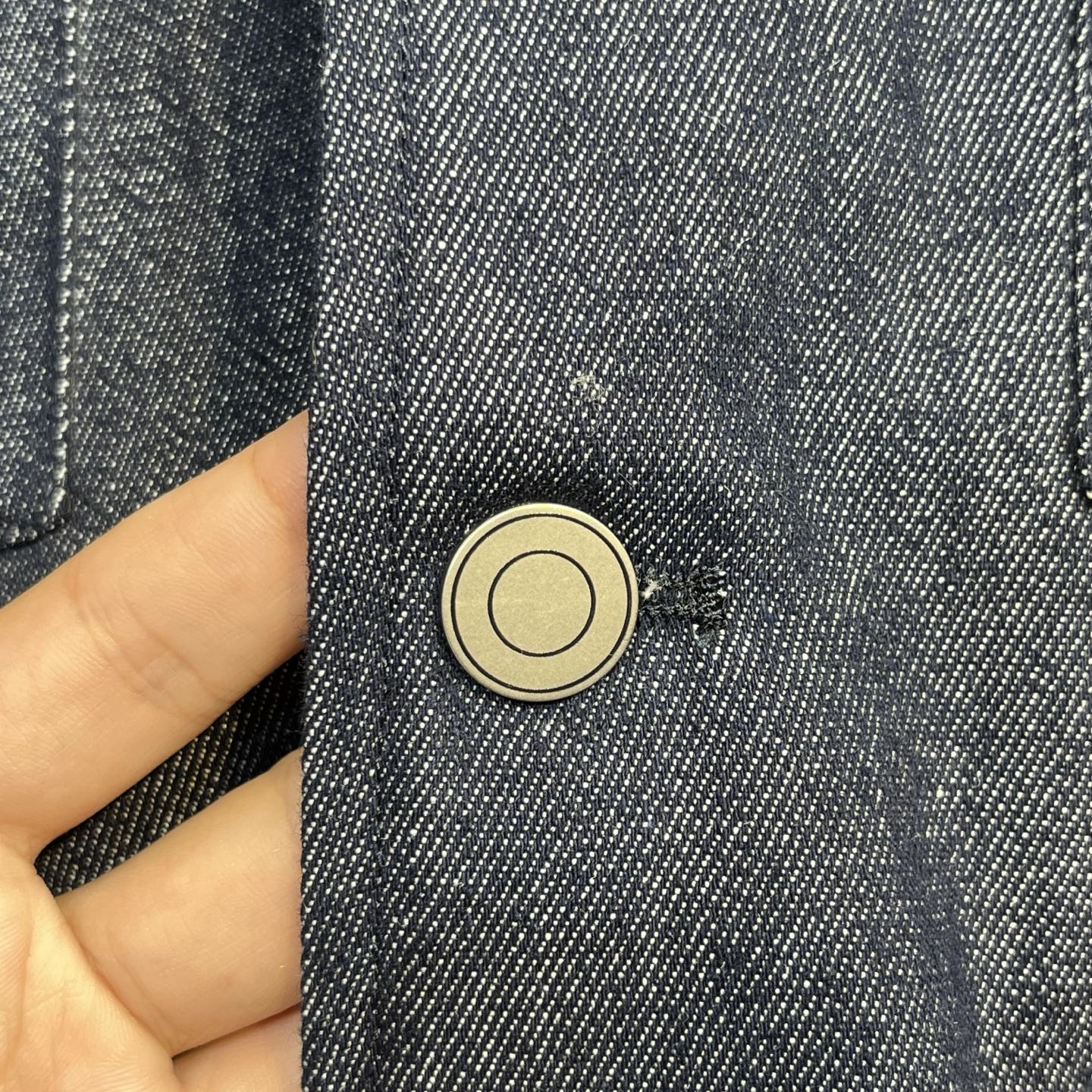 青蓝色牛仔上衣、灯芯绒翻领设计,复古工装风,多口袋实用,银扣门襟,细节很到位。面料棉➕亚麻➕桑蚕丝,秋冬穿很舒服,质感好 青蓝色牛仔上衣、灯芯绒翻领设计,复古工装风,多口袋实用,银扣门襟,细节很到位。面料棉➕亚麻➕桑蚕丝,秋冬穿很舒服,质感好