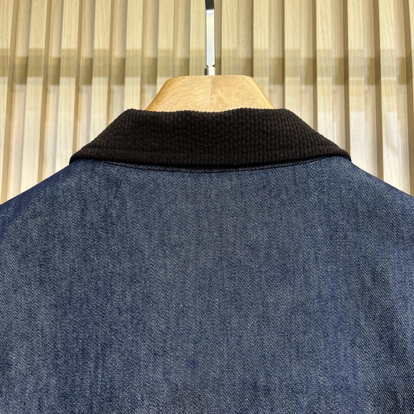 青蓝色牛仔上衣、灯芯绒翻领设计,复古工装风,多口袋实用,银扣门襟,细节很到位。面料棉➕亚麻➕桑蚕丝,秋冬穿很舒服,质感好 青蓝色牛仔上衣、灯芯绒翻领设计,复古工装风,多口袋实用,银扣门襟,细节很到位。面料棉➕亚麻➕桑蚕丝,秋冬穿很舒服,质感好