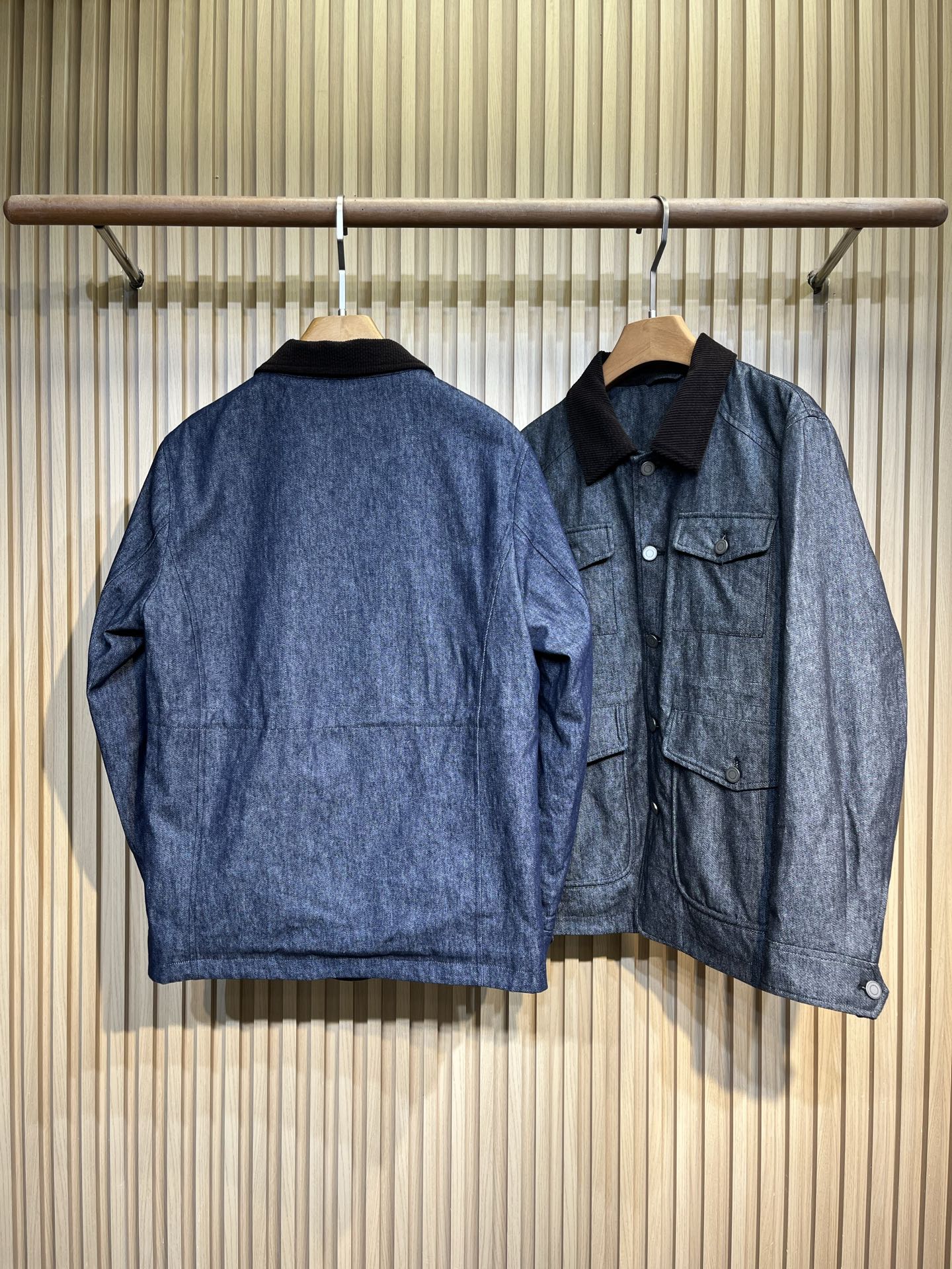 青蓝色牛仔上衣、灯芯绒翻领设计,复古工装风,多口袋实用,银扣门襟,细节很到位。面料棉➕亚麻➕桑蚕丝,秋冬穿很舒服,质感好 青蓝色牛仔上衣、灯芯绒翻领设计,复古工装风,多口袋实用,银扣门襟,细节很到位。面料棉➕亚麻➕桑蚕丝,秋冬穿很舒服,质感好