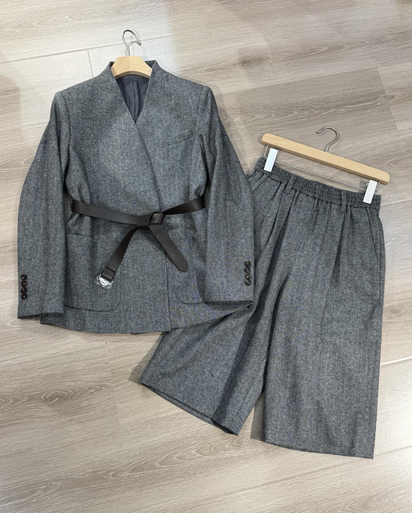 Elegante Traje de Lana de Brunello Cucinelli con Cinturón de Cuero
