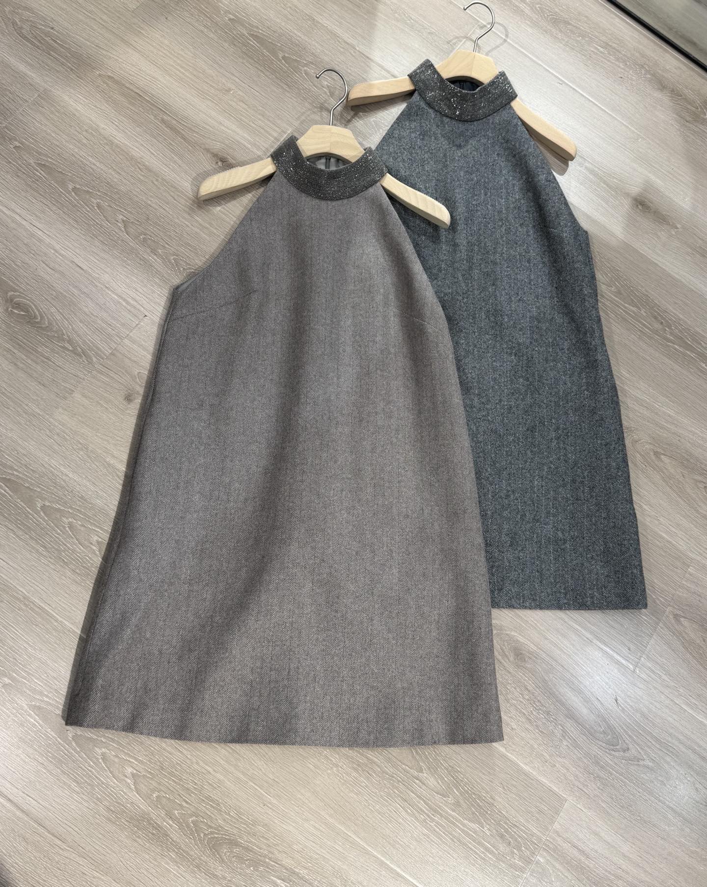 Brunello Cucinelli Mouwloze Tweed Jurk met Parelketting - Elegante Dameskleding