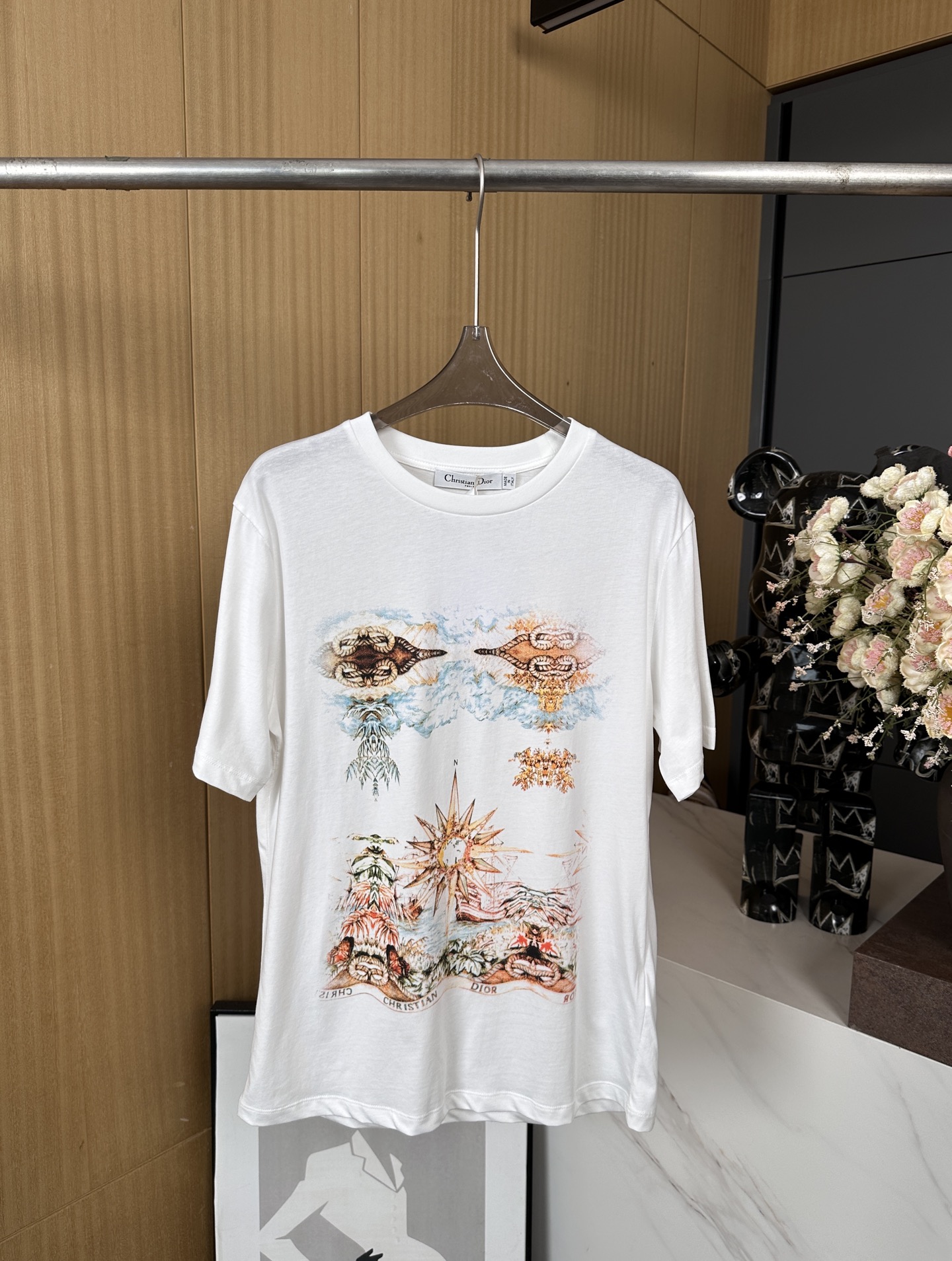 NO:325054,Dior Spring and Summer New Style Sun Printed Short-Sleeve T-Shirt, Water-Dye Printed Oil Painting, CD Printing on the Back Collar, Casual Style Number SML, Dior, T-shirt, Tees, t-shirt, alexander wang19860909Dior 春夏新款 太阳印花短袖T恤、水染印花油画感十足、后领有CD印花,休闲版型 码数SML,,dior,T-shirt,tees，t-shirt,alexander wang,Women's clothing