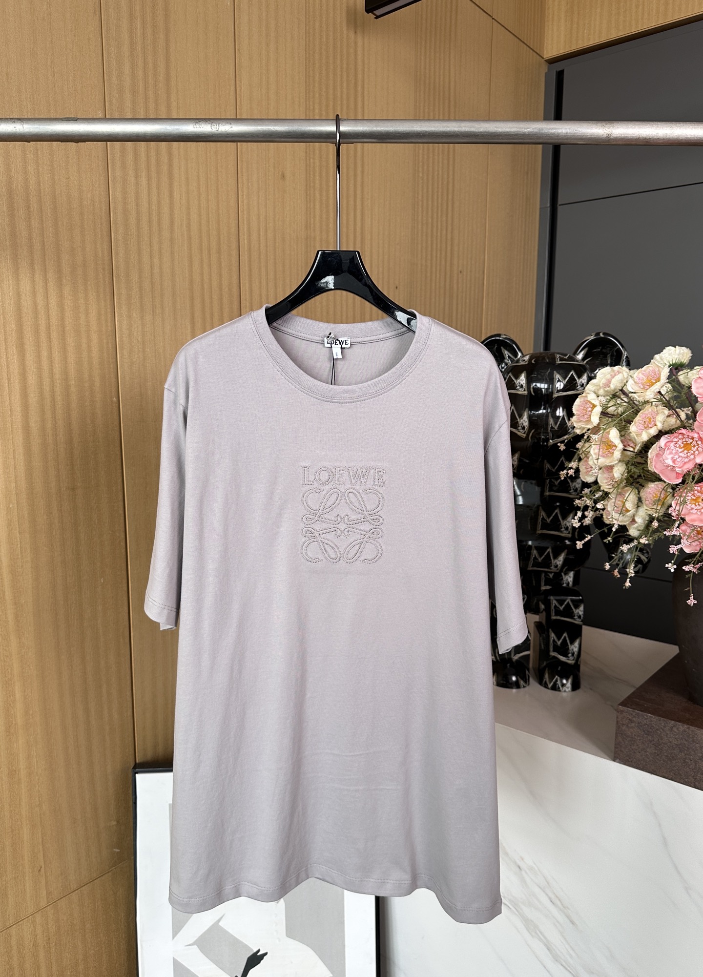 NO:318952,LOEWE Spring and summer new style solid color embroidered logo short-sleeved T-shirt, pure cotton fabric, comfortable skin texture, full of embroidery technology, full of three-dimensionality, same style for men and women. SMLXL, loewe, T-shirt,tees, t-shirt,alexander wang19860909LOEWE 春夏新款 纯色刺绣logo短袖T恤,纯棉面料,肤感舒适 质感十足,标识采用刺绣工艺,立体感十足,男女同款 码数SMLXL,,loewe,T-shirt,tees，t-shirt,alexander wang,Women's clothing