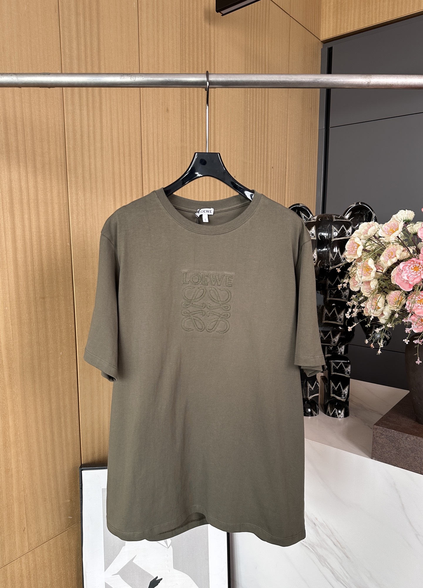 NO:318950,LOEWE Spring and summer new style solid color embroidered logo short-sleeved T-shirt, pure cotton fabric, comfortable skin texture, full of embroidery technology, full of three-dimensionality, same style for men and women. SMLXL, loewe, T-shirt,tees, t-shirt,alexander wang19860909LOEWE 春夏新款 纯色刺绣logo短袖T恤,纯棉面料,肤感舒适 质感十足,标识采用刺绣工艺,立体感十足,男女同款 码数SMLXL,,loewe,T-shirt,tees，t-shirt,alexander wang,Women's clothing