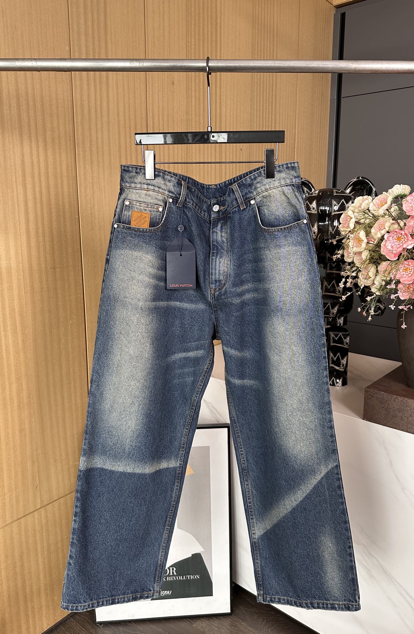 NO:318945,Louis Vuitton New early spring style sun-copy denim men's trousers, washed tannins present a sun-fading retro texture, unveiled in a simple skateboard pants silhouette, and a ticket bag embellished with suede patches, pearlescent rivets and the rear label perfect details, loose straight fit, versatile and casual SMLXL,,louis vuitton,louis vuitton,alexander wang19860909Louis Vuitton 路易 早春新款 日晒影印牛仔男士长裤、水洗丹宁布呈现日晒褪色的复古质感、以简约滑板裤廓形亮相、票袋点缀正绒面革 贴饰、珠光铆钉和后部 标签完善细节、宽松直筒版型、百搭随性 码数SMLXL,,louis vuitton,louis vuitton,alexander wang,Women's clothing