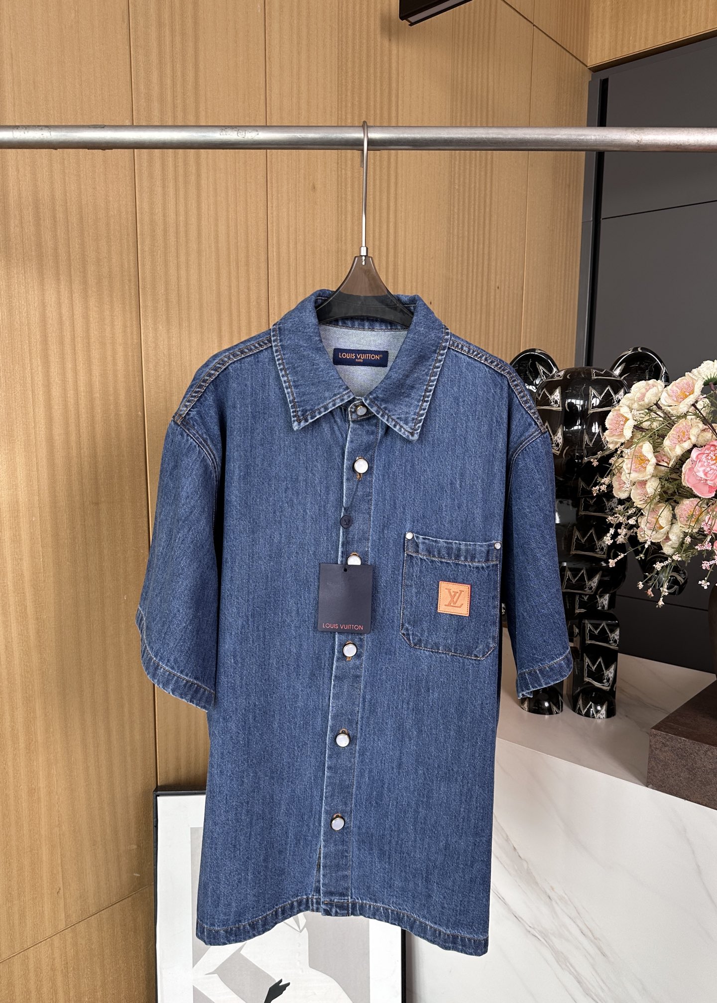 NO:318947,Louis Vuitto*n New spring and summer style lapel denim short-sleeved jacket with plaid pockets on the front chest, paired with brown square embossed leather cards, big show slogan prints on the back, logo inscription pearlescent button plackets, classic tailoring styles, same styles for men and women, SMS, SMS, LOS M L XL,, louis vuitton,louis vuitton,jackets & coats,T-shirt,alexander wang19860909Louis Vuitto*n 路易 春夏新款 翻领牛仔短袖外套 前胸贴布口袋、搭配棕色方形压花皮牌、后部呈现大秀标语印花、标识铭纹珠光纽扣门襟、经典剪裁版型 男女同款 码数S M L XL,,louis vuitton,louis vuitton,jackets & coats,T-shirt,alexander wang,Women's clothing