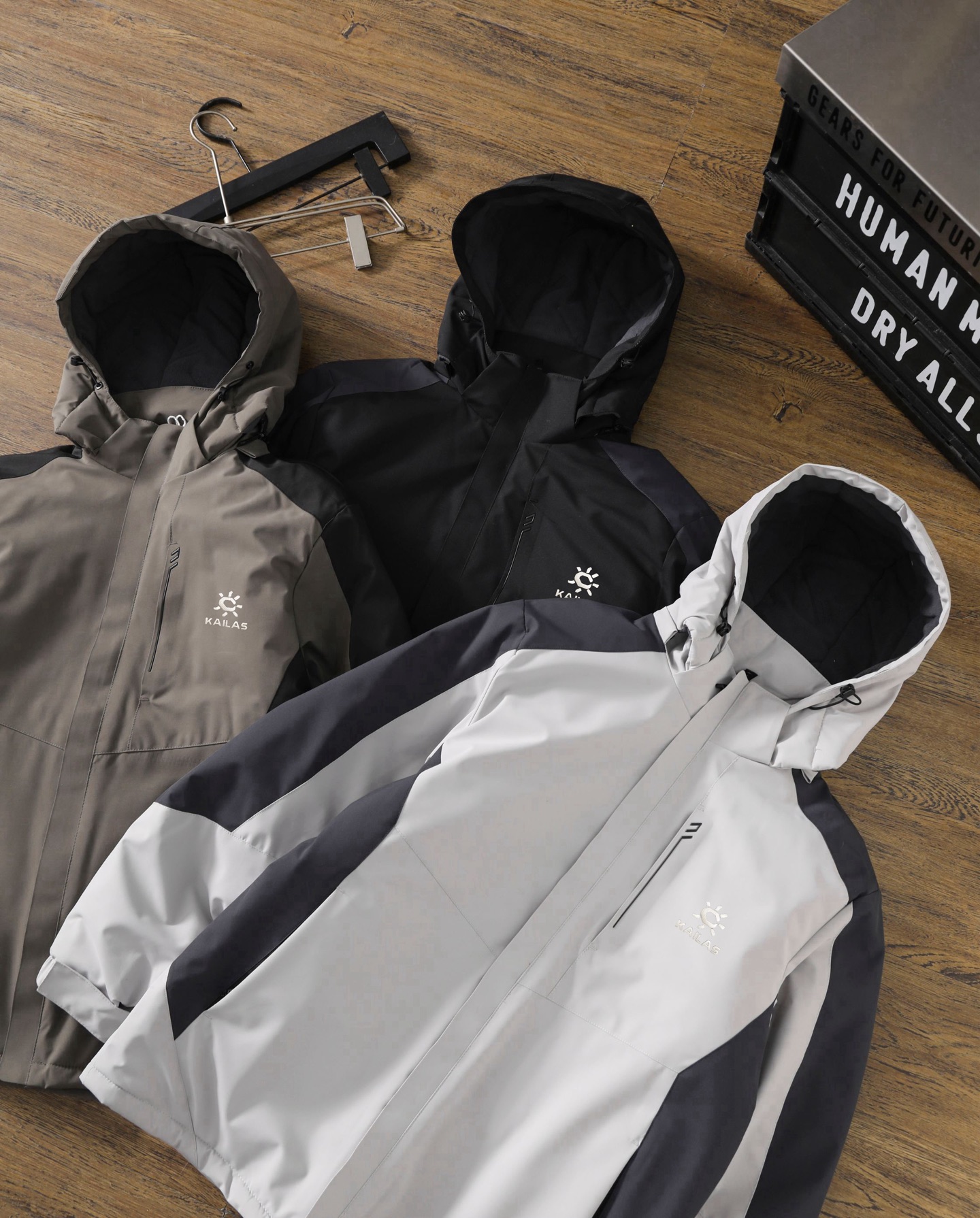 💰150
 KAILAS凯乐石连帽AT60运动保暖防泼户外石墨烯一体加绒加厚冲锋衣

一体加绒加厚冲锋棉服，金典反光立体logo
👏内里超声波压棉，机洗不跑棉

超厚实，超保暖，一件过冬❄️
防风🌬️防泼水💦保暖🔥

两侧拉链口袋➕前胸拉链口袋，置物更安全
帽子可拆卸设计，🉑连帽🉑立领

主推爆品，版型采用修身立体剪裁设计，上身不再臃肿，很显身材!不分年龄胖瘦 谁穿谁好看!撞色拼接设计，更加潮流年轻时尚!

颜色：黑色，浅灰，卡其
尺码：XL-5XL