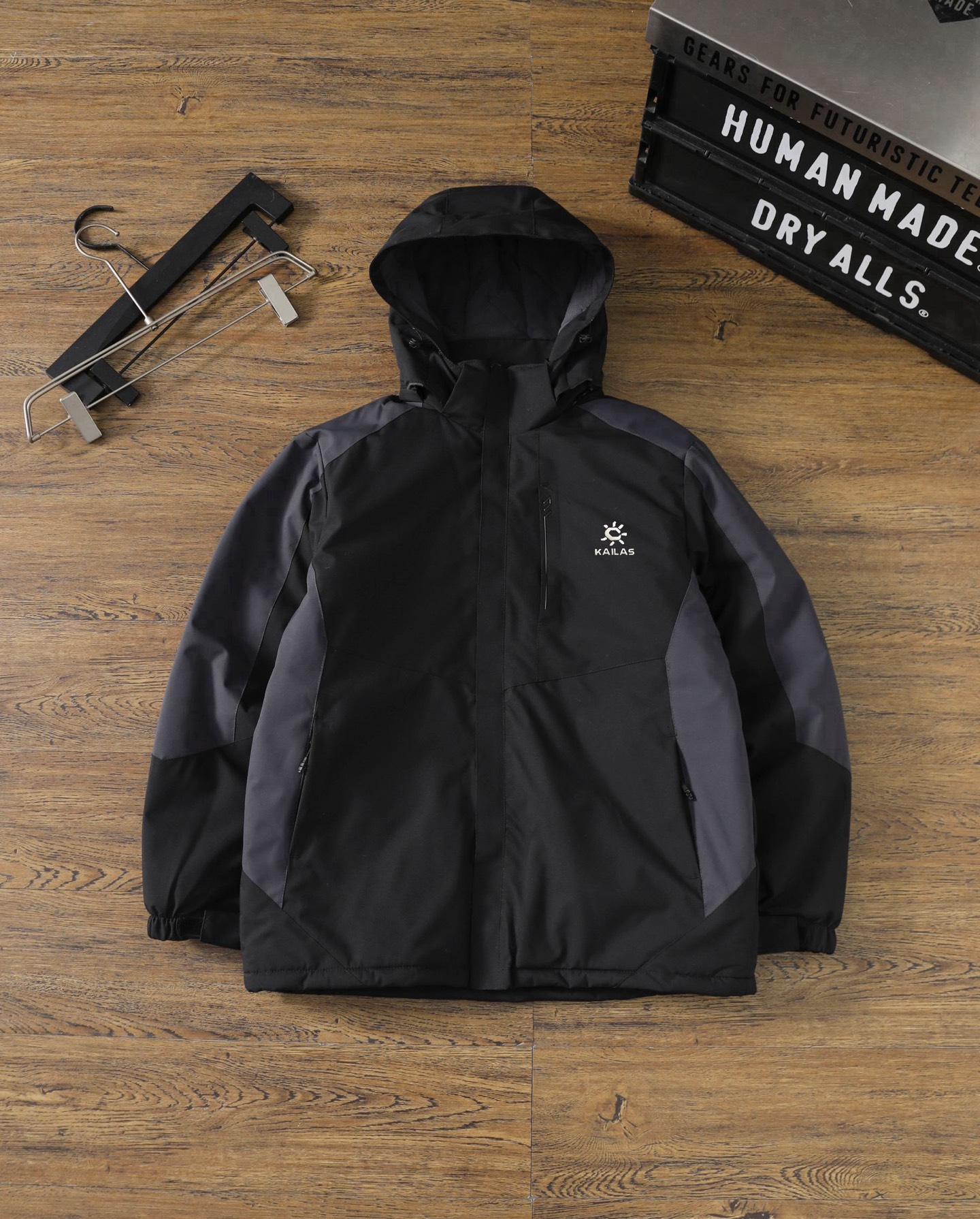 💰150
 KAILAS凯乐石连帽AT60运动保暖防泼户外石墨烯一体加绒加厚冲锋衣

一体加绒加厚冲锋棉服，金典反光立体logo
👏内里超声波压棉，机洗不跑棉

超厚实，超保暖，一件过冬❄️
防风🌬️防泼水💦保暖🔥

两侧拉链口袋➕前胸拉链口袋，置物更安全
帽子可拆卸设计，🉑连帽🉑立领

主推爆品，版型采用修身立体剪裁设计，上身不再臃肿，很显身材!不分年龄胖瘦 谁穿谁好看!撞色拼接设计，更加潮流年轻时尚!

颜色：黑色，浅灰，卡其
尺码：XL-5XL