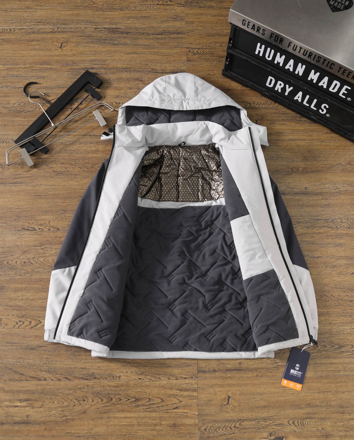 💰150
 KAILAS凯乐石连帽AT60运动保暖防泼户外石墨烯一体加绒加厚冲锋衣

一体加绒加厚冲锋棉服，金典反光立体logo
👏内里超声波压棉，机洗不跑棉

超厚实，超保暖，一件过冬❄️
防风🌬️防泼水💦保暖🔥

两侧拉链口袋➕前胸拉链口袋，置物更安全
帽子可拆卸设计，🉑连帽🉑立领

主推爆品，版型采用修身立体剪裁设计，上身不再臃肿，很显身材!不分年龄胖瘦 谁穿谁好看!撞色拼接设计，更加潮流年轻时尚!

颜色：黑色，浅灰，卡其
尺码：XL-5XL