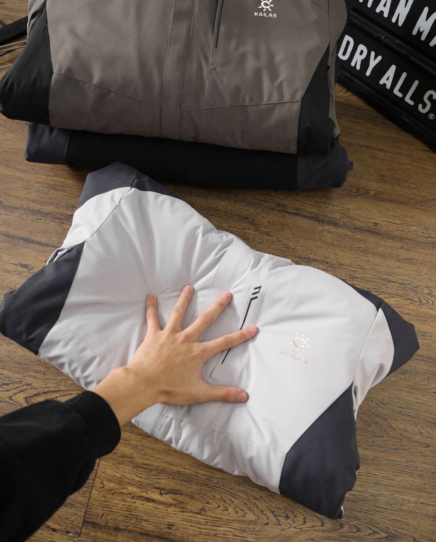 💰150
 KAILAS凯乐石连帽AT60运动保暖防泼户外石墨烯一体加绒加厚冲锋衣

一体加绒加厚冲锋棉服，金典反光立体logo
👏内里超声波压棉，机洗不跑棉

超厚实，超保暖，一件过冬❄️
防风🌬️防泼水💦保暖🔥

两侧拉链口袋➕前胸拉链口袋，置物更安全
帽子可拆卸设计，🉑连帽🉑立领

主推爆品，版型采用修身立体剪裁设计，上身不再臃肿，很显身材!不分年龄胖瘦 谁穿谁好看!撞色拼接设计，更加潮流年轻时尚!

颜色：黑色，浅灰，卡其
尺码：XL-5XL