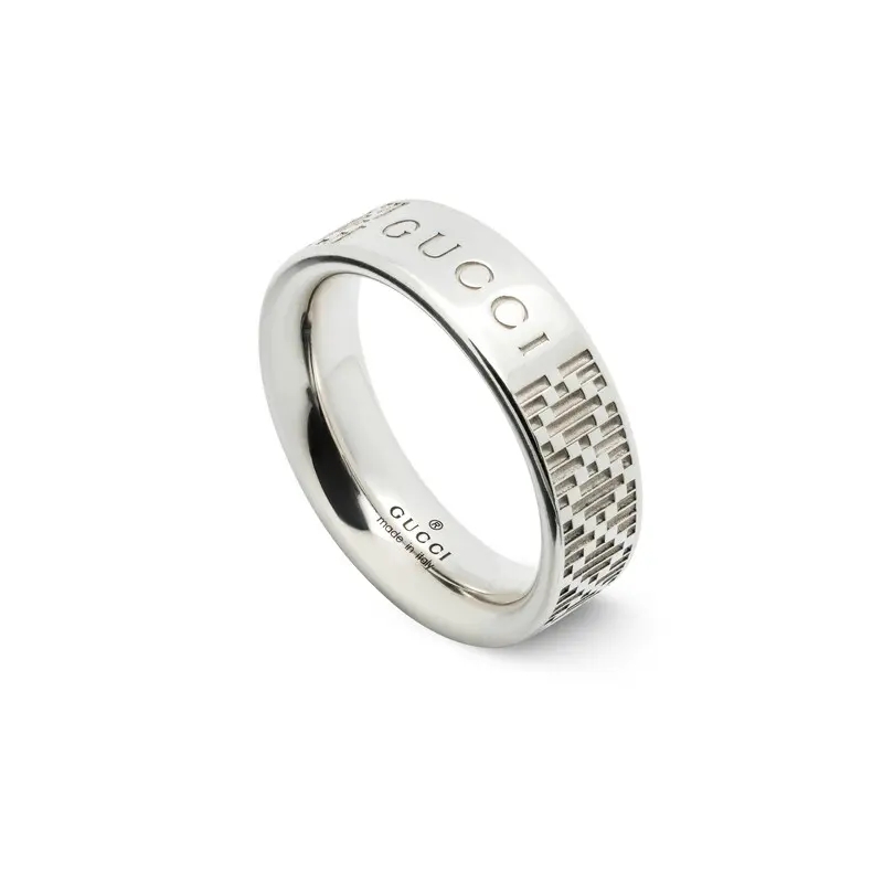 NO:583328,The Gucci Diamante series draws inspiration from the brand's archive elements. The 'diamond rhombus' pattern extends from leather goods to accessories. The pattern is presented in a modern design in the 2025 autumn and winter women's series, which is reminiscent of tough and bright diamonds., jewelry boutique, gucci19860909Gucci Diamante系列汲取品牌典藏元素灵感“钻石菱纹”图案由皮具延伸至配饰该图案于2025秋冬女士系列中以现代设计焕新呈现,令人不禁联想起坚韧璀璨的钻石.,饰品精品,gucci,Jewelry