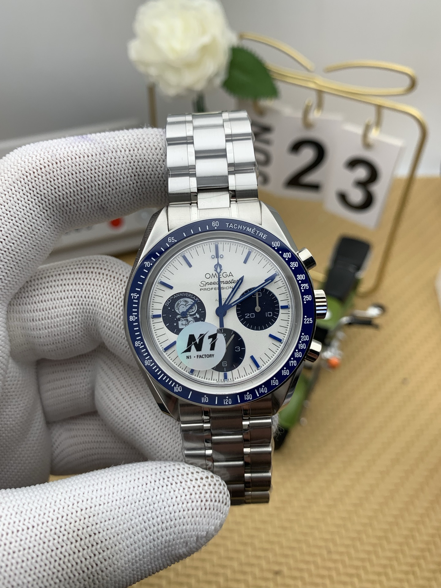 NO:386671,N1Factory Omega Speedmaster Series.32.42.50.02.001 'Full-fitted' Snoopy 50th Anniversary Commemorative Watch This V4 version is specifically upgraded as follows: 1 The chamfers and brushed on both sides of the case are consistent with the original version. The workmanship and color of the ceramic rings at the 2 rings are consistent with the original version. 3 The movement adopts 3861 manual winding and is consistent with the original version. The movement has been upgraded and improved in many aspects and is more stable than before. 4 This steel belt model is created according to the original version of the foreign official website, which is truly 1 to 1 pair. 5 It comes with a Master Cycle Centre Card, and the synchronous induction directly reaches the corresponding model of the official website!  Produced by N1, you can take you into the most perfect Snoopy space travel!  , omega19860909N1Factory欧米茄超霸系列.32.42.50.02.001 “满配版”史努比50周年纪念腕表 本次V4版本具体升级如下 1表壳两侧的倒角以及拉丝打磨均做到和原版一致. 2圈口的陶瓷圈做工颜色均跟原版一致. 3机芯采用3861手动上链跟原版一致,机芯经过多方面升级改良比之前更加稳定. 4此次钢带款是按照国外官网原版开模打造,真正做到1比1对版. 5附带至臻天文台认证卡,同步感应直达官网对应表款！ N1出品、带你进入最完美史努比太空遨游！,,omega,Watch