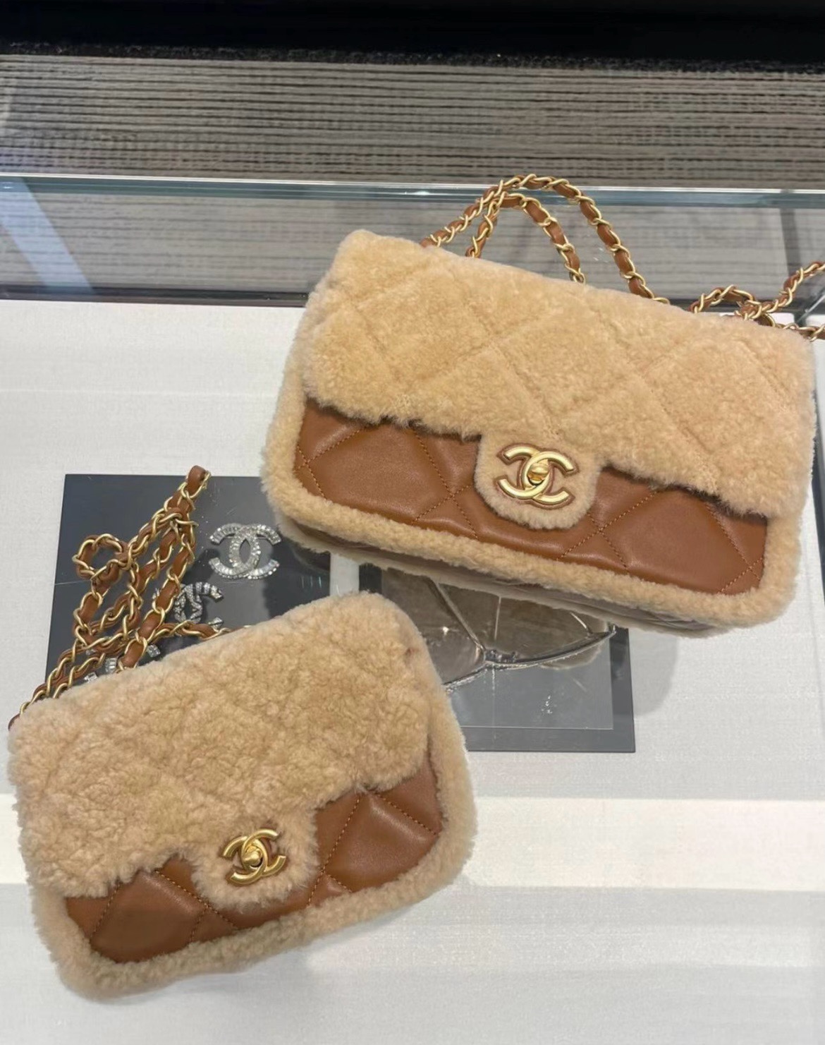 샤넬 24K 클래식 플랩백 라지 카라멜 램스킨 16x23.5x7.5cm 34008