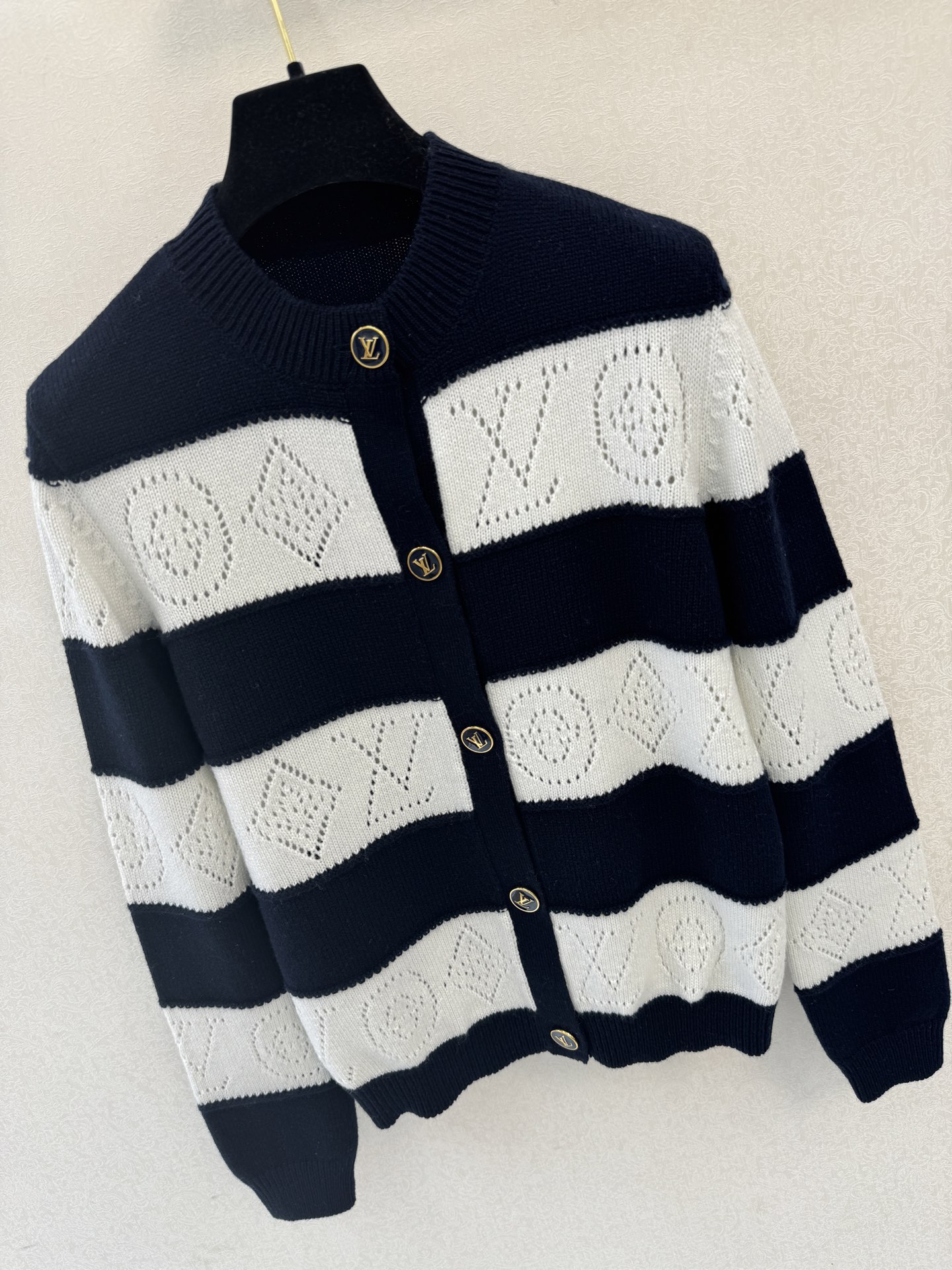 LV高版本新品🆕🆕圆领长袖开衫💗💗实拍图🆕🆕两色3码