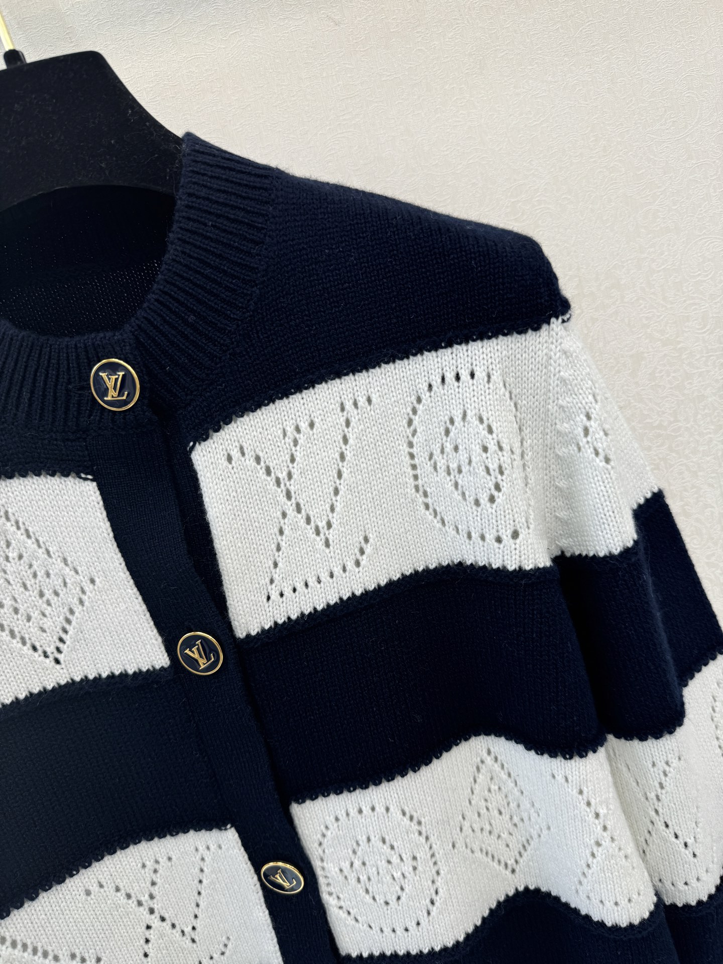 LV高版本新品🆕🆕圆领长袖开衫💗💗实拍图🆕🆕两色3码