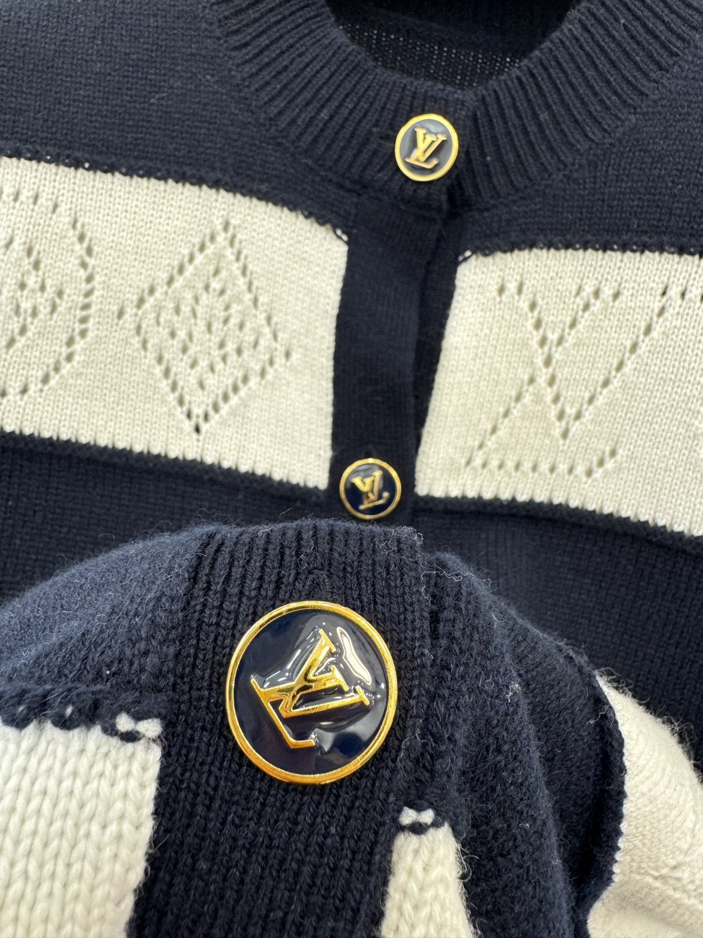 LV高版本新品🆕🆕圆领长袖开衫💗💗实拍图🆕🆕两色3码