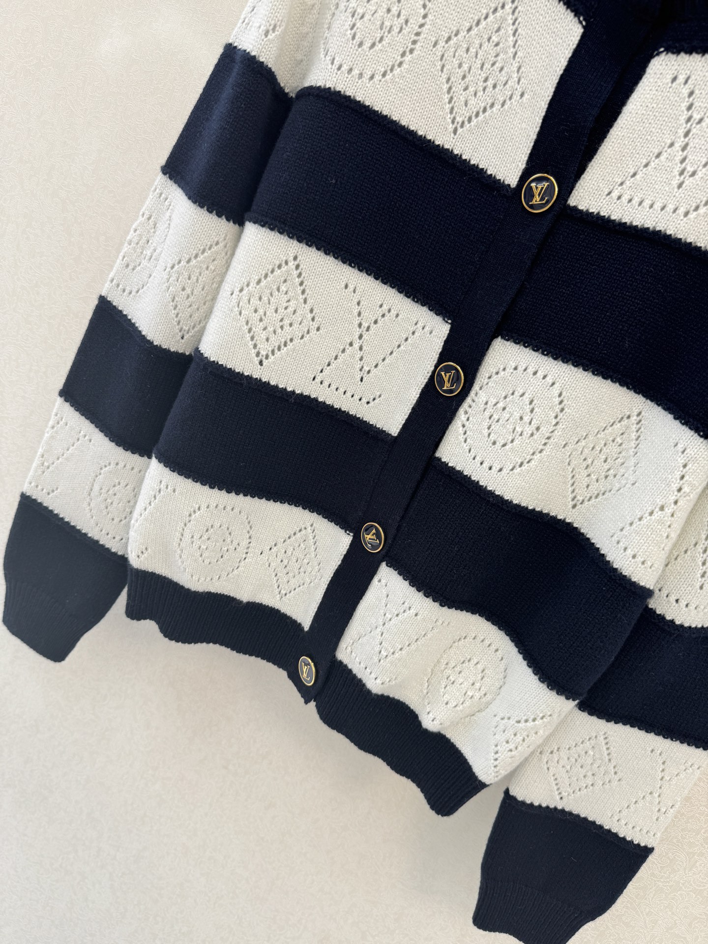 LV高版本新品🆕🆕圆领长袖开衫💗💗实拍图🆕🆕两色3码