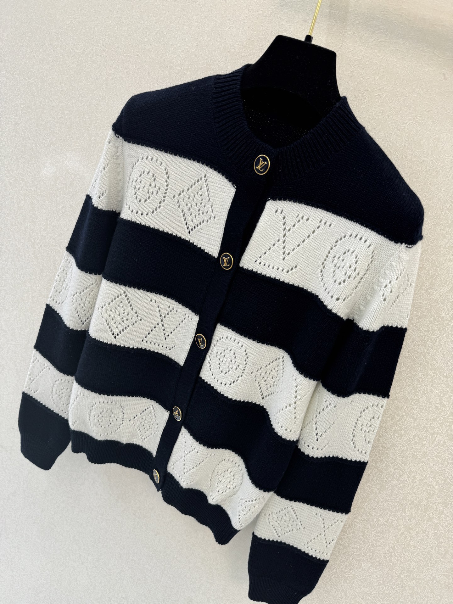 LV高版本新品🆕🆕圆领长袖开衫💗💗实拍图🆕🆕两色3码