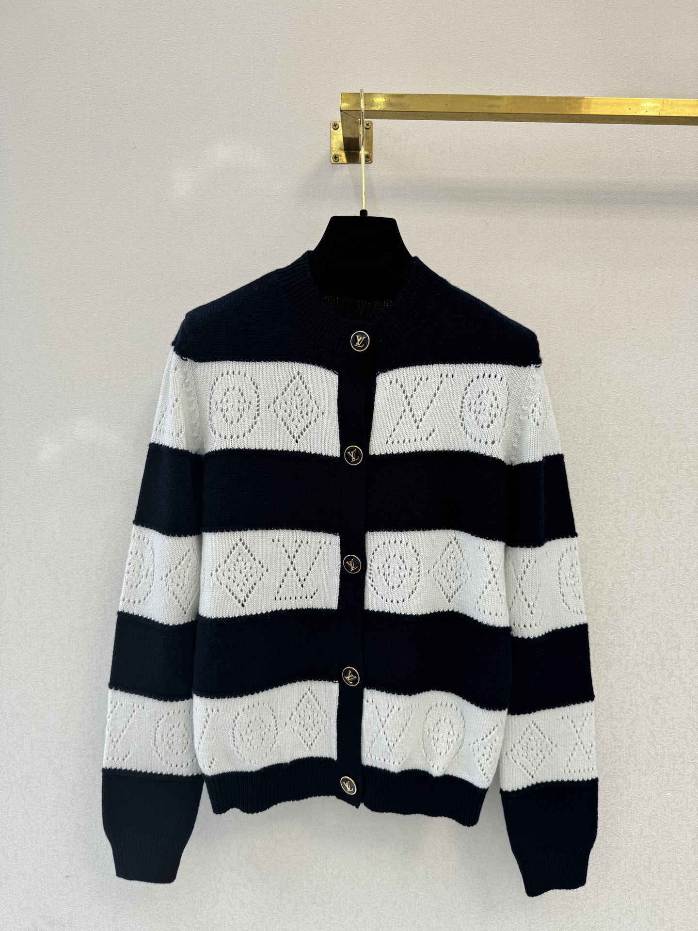 LV高版本新品🆕🆕圆领长袖开衫💗💗实拍图🆕🆕两色3码