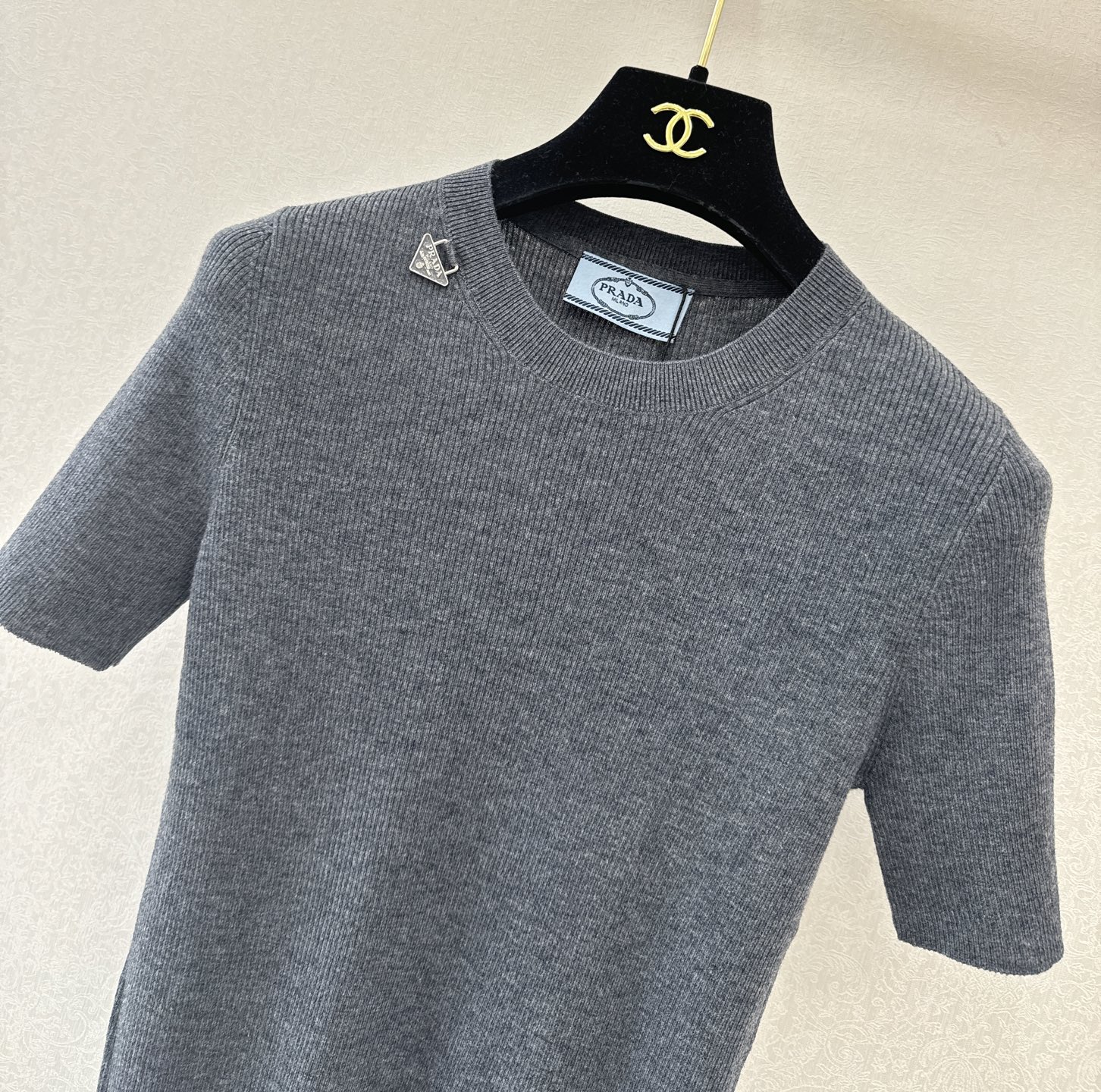 普拉达新品🆕🆕圆领短袖💗💗实拍图🆕四色3码