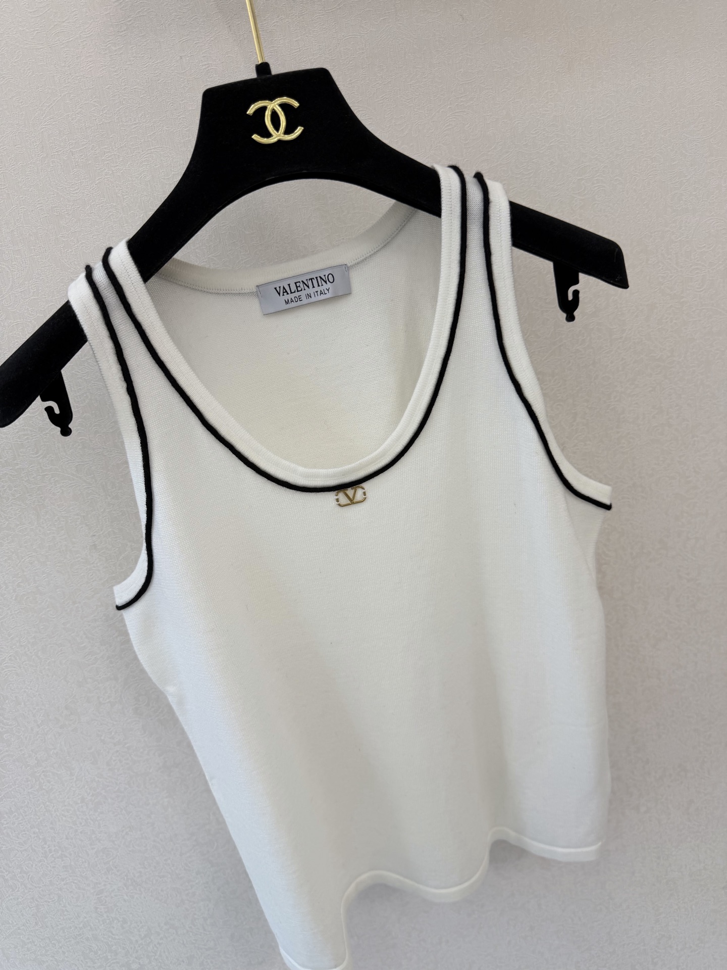 华伦天奴新品🆕🆕背心💗💗实拍图🆕🆕两色3码