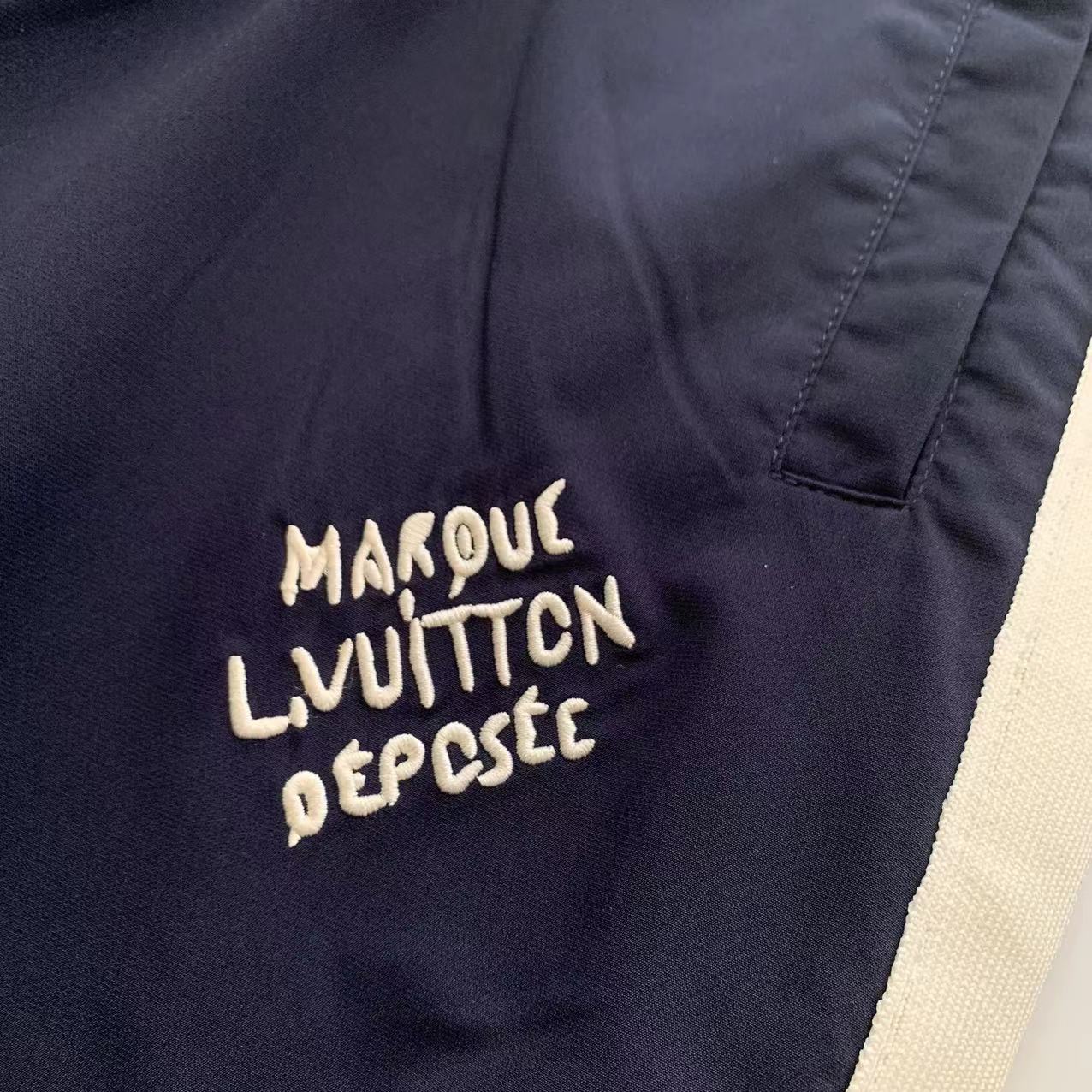  LV 驴家 2025 春夏新款 时尚休闲裤 上身舒适透气  颜色 棕 蓝 黑  码数M-3XL