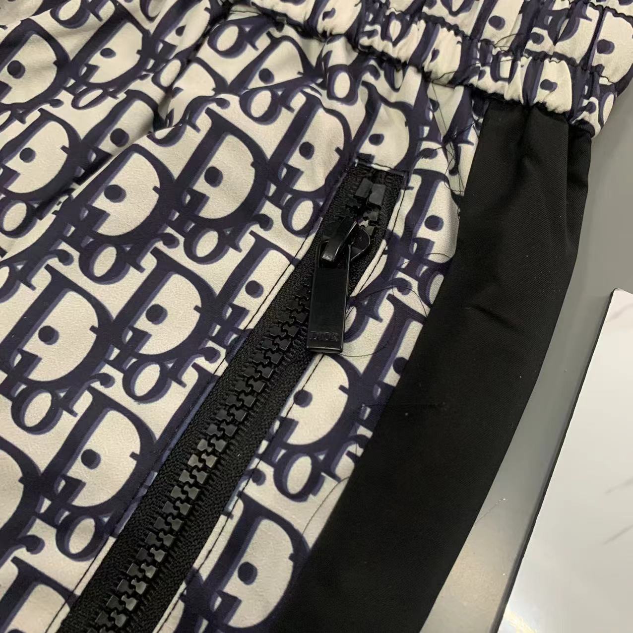  Dior 迪奥 2025 春夏新款 时尚休闲裤 上身舒适透气  颜色黑  蓝  棕   码数M-3XL