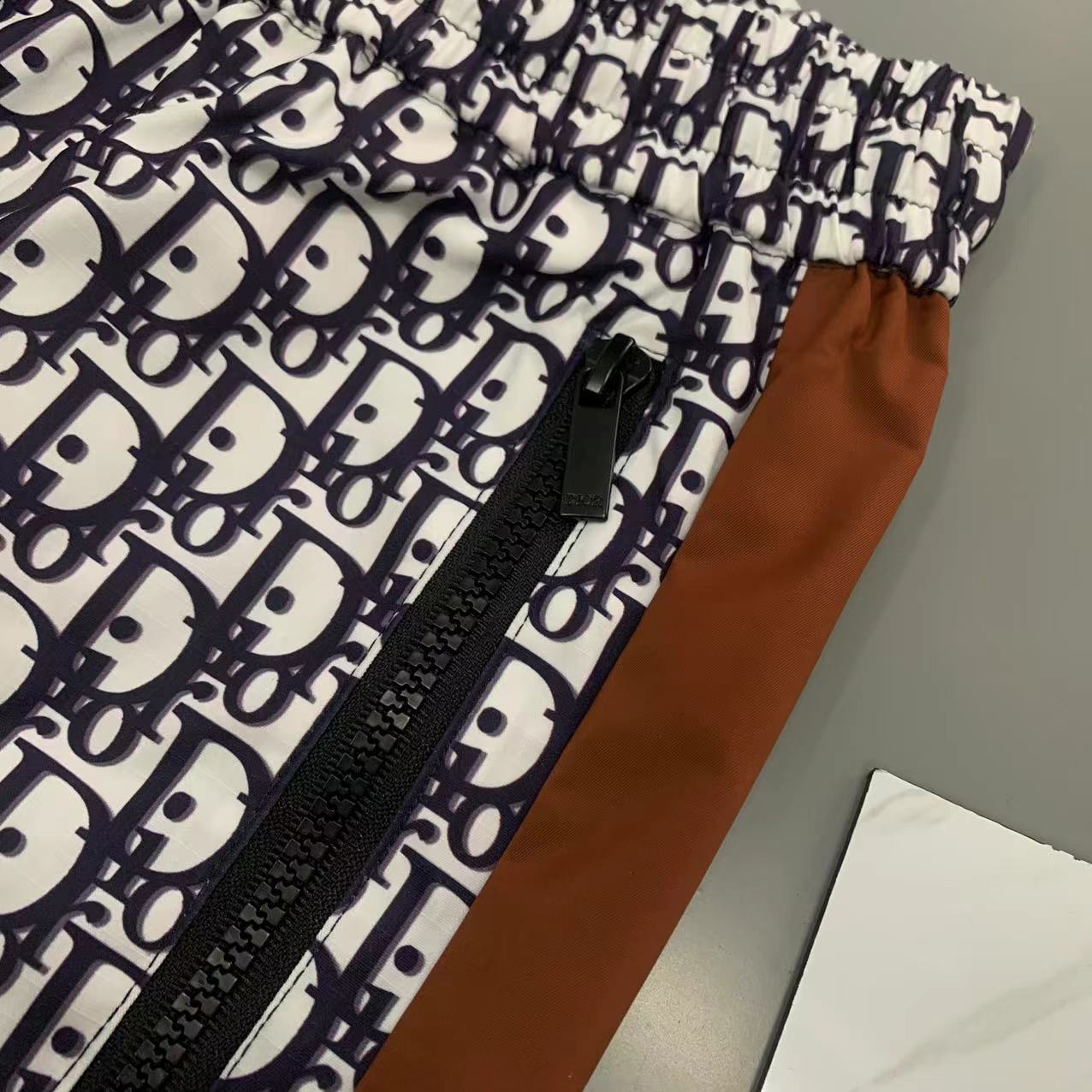  Dior 迪奥 2025 春夏新款 时尚休闲裤 上身舒适透气  颜色黑  蓝  棕   码数M-3XL