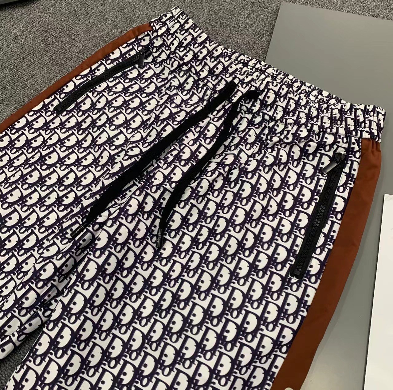  Dior 迪奥 2025 春夏新款 时尚休闲裤 上身舒适透气  颜色黑  蓝  棕   码数M-3XL