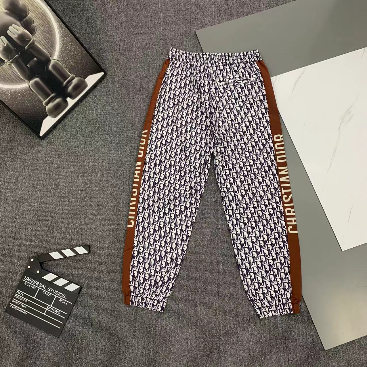 Dior 迪奥 2025 春夏新款 时尚休闲裤 上身舒适透气  颜色黑  蓝  棕   码数M-3XL