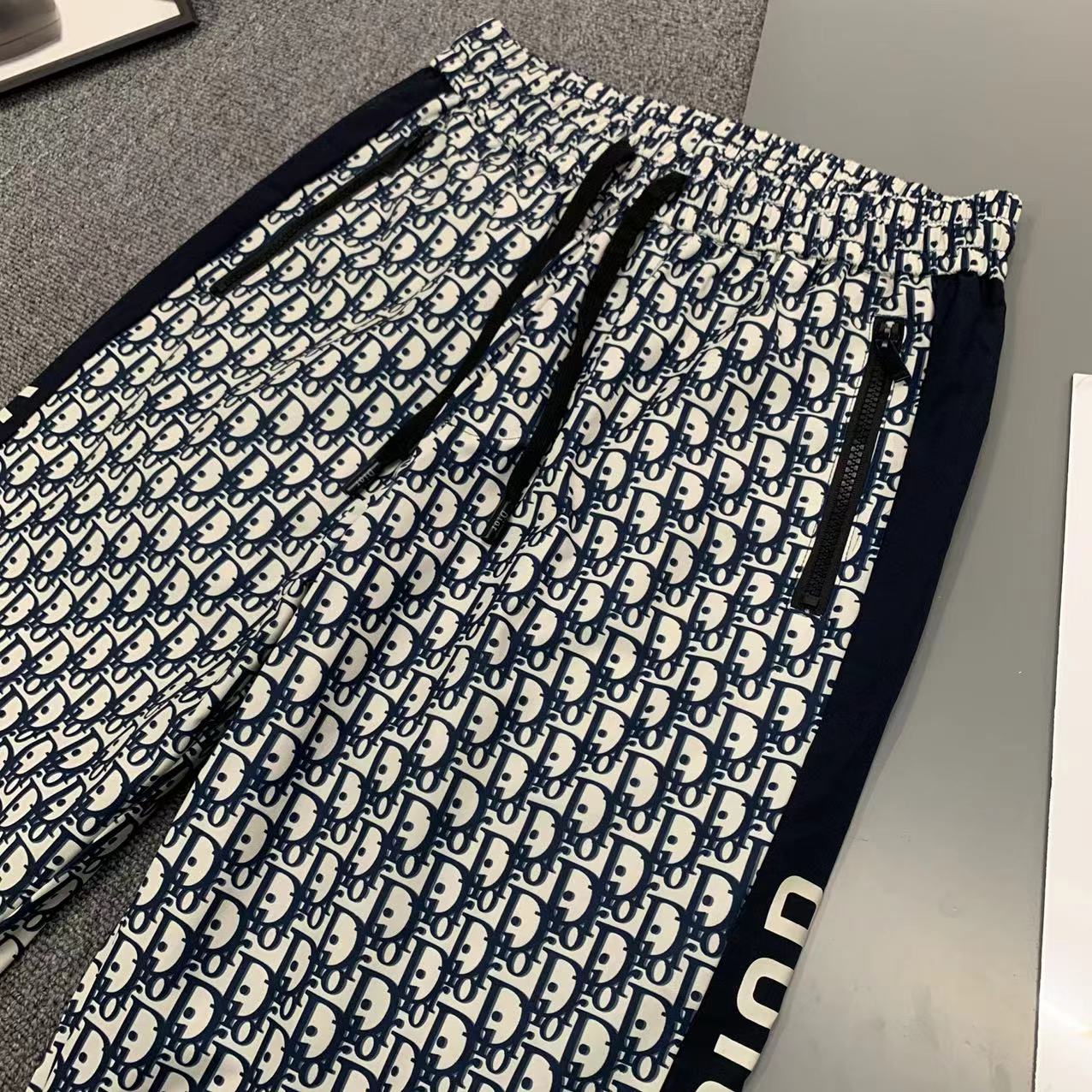  Dior 迪奥 2025 春夏新款 时尚休闲裤 上身舒适透气  颜色黑  蓝  棕   码数M-3XL