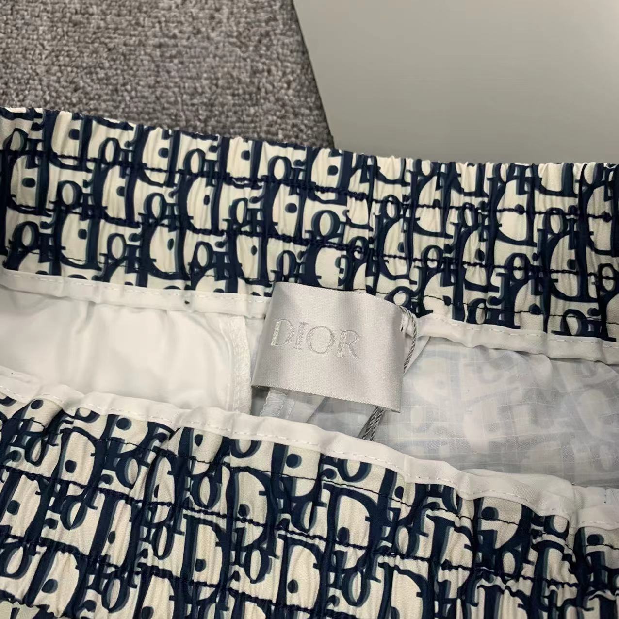  Dior 迪奥 2025 春夏新款 时尚休闲裤 上身舒适透气  颜色黑  蓝  棕   码数M-3XL